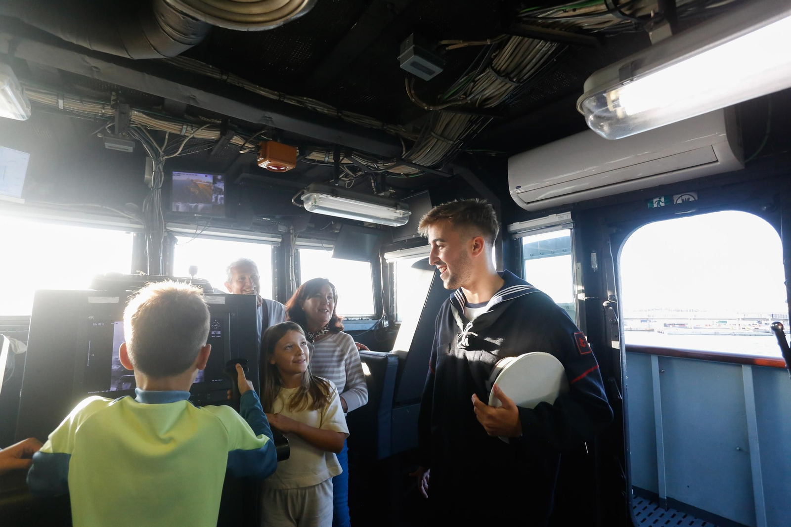 Fotos de la jornada de puertas abiertas del patrullero 'Vigía' en el Puerto de Algeciras