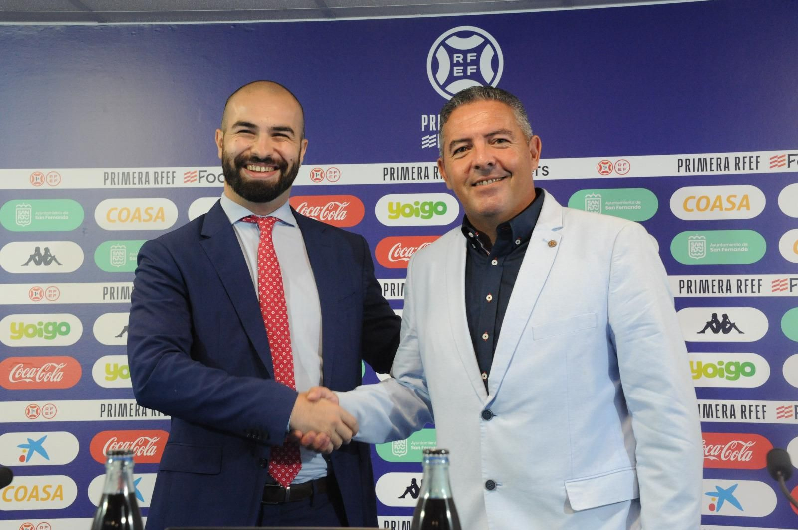 David Vizcaíno, a la derecha de la imagen, estrecha su mano con Louis Kinziger en su anterior etapa como director deportivo del San Fernando.