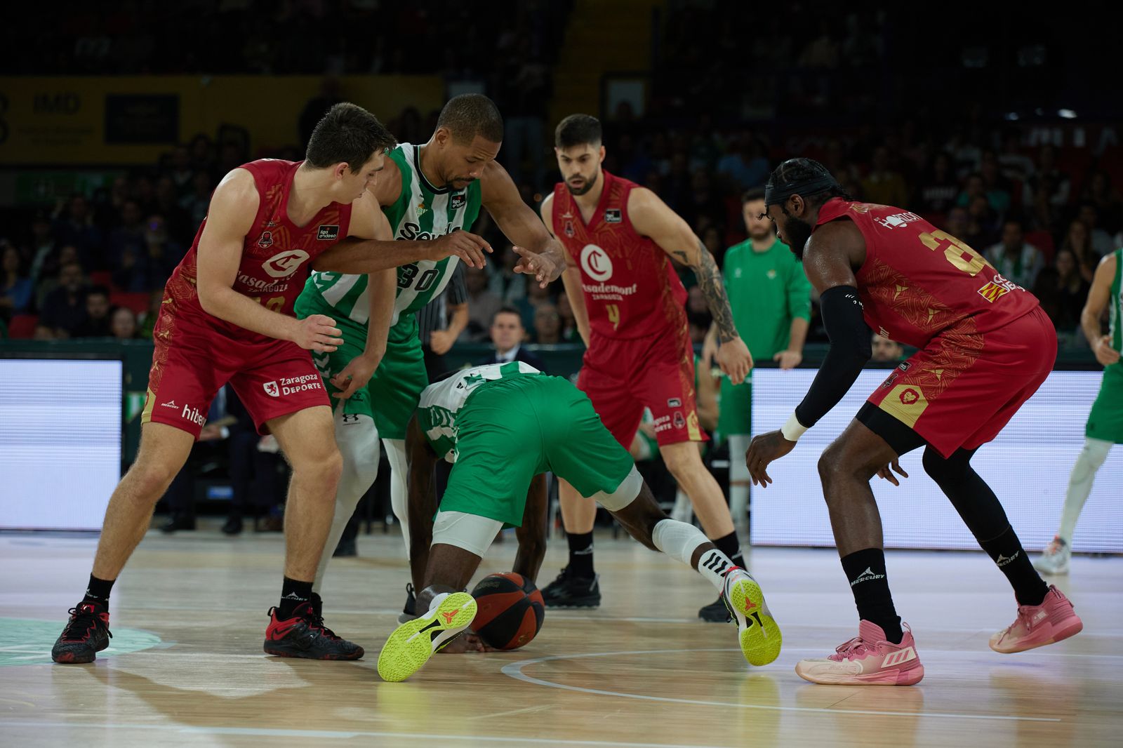 BJ Johnson pierde un balón que se le escapó de las manos.