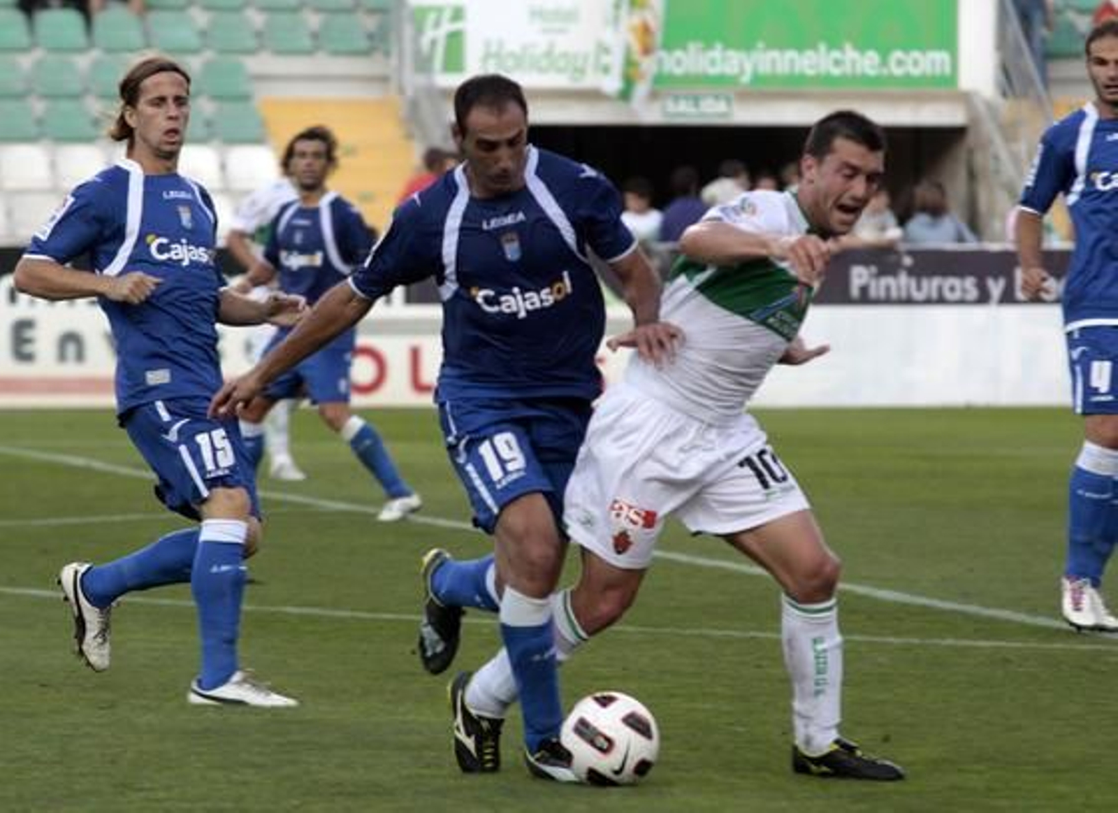 Capdevila se lleva un balón. / LOF