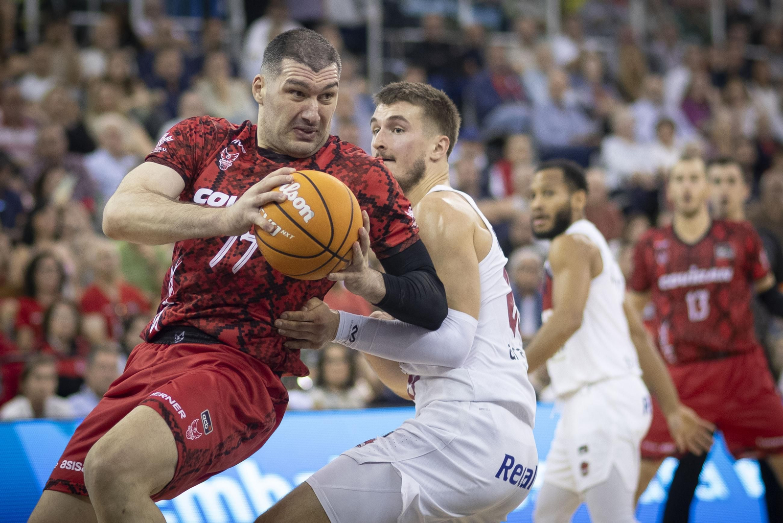 Beqa Burjanadze se gira en el duelo ante el Baskonia.