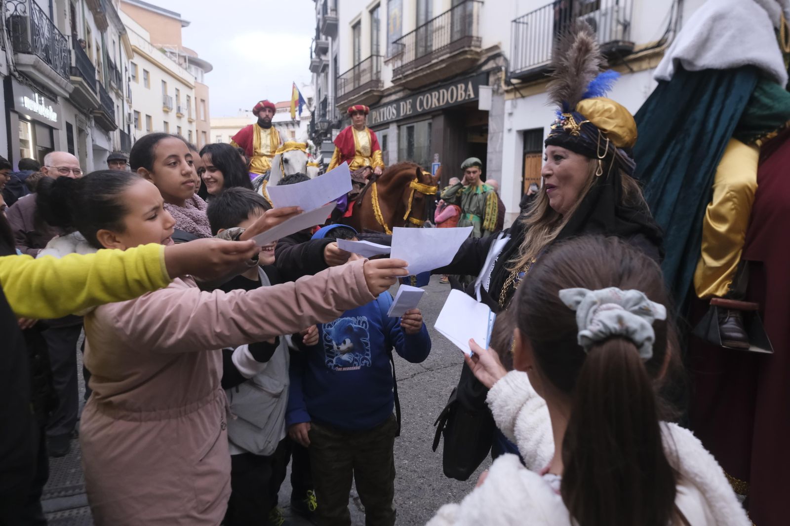 El Cartero Real de Córdoba recoge las ilusiones de los más pequeños, en imágenes