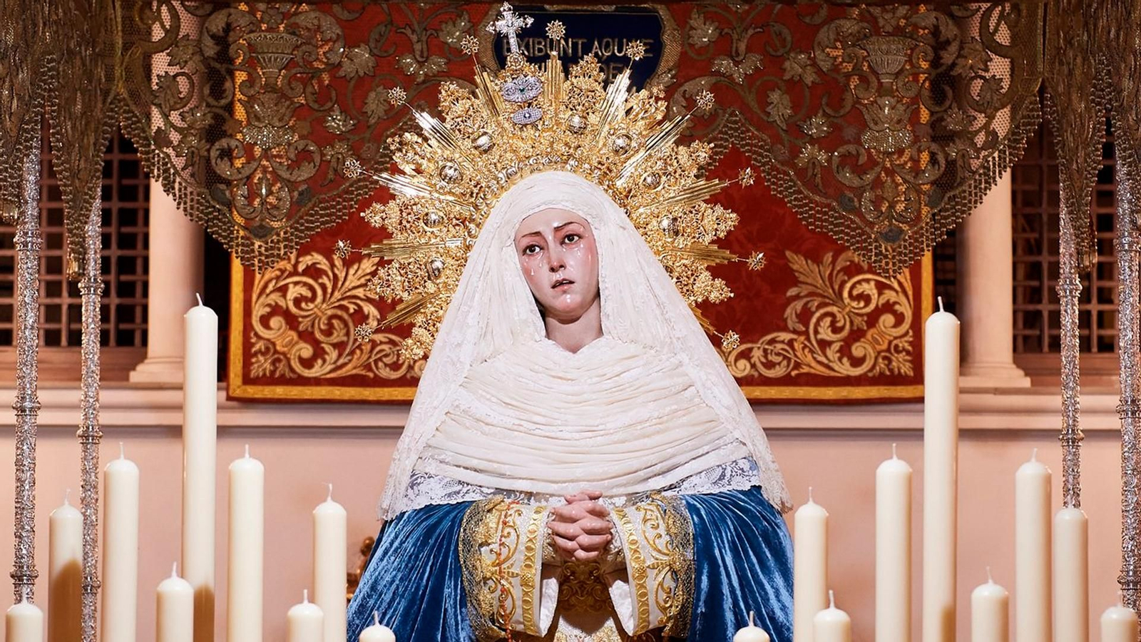 La Virgen de las Aguas en su palio, con las manos entrelazadas y el tocado de mantilla