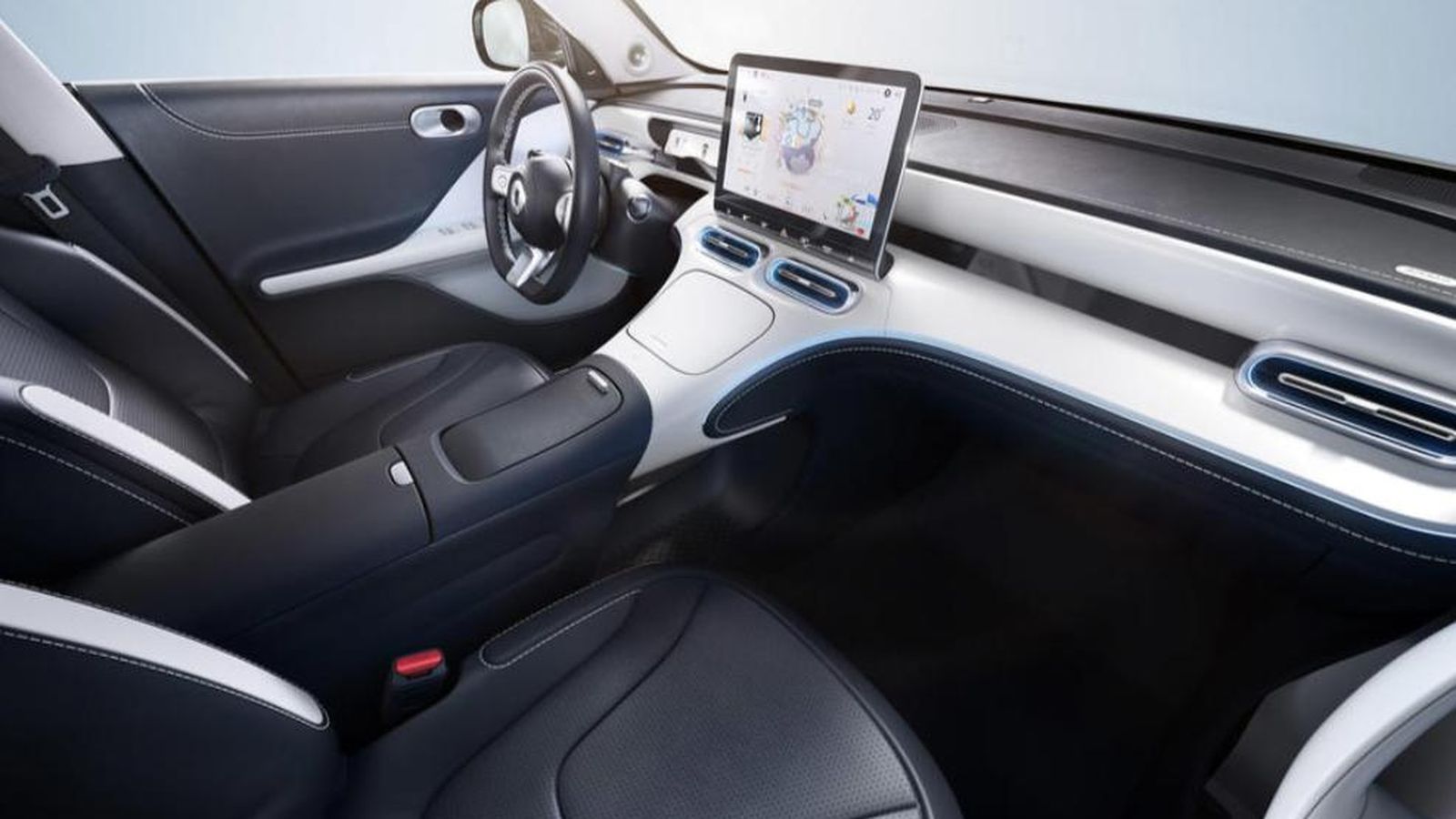 Minimalista, el salpicadero está presidido por una pantalla táctil de 12,8" hasta la que casi llega la consola central que separa los dos asientos delanteros.