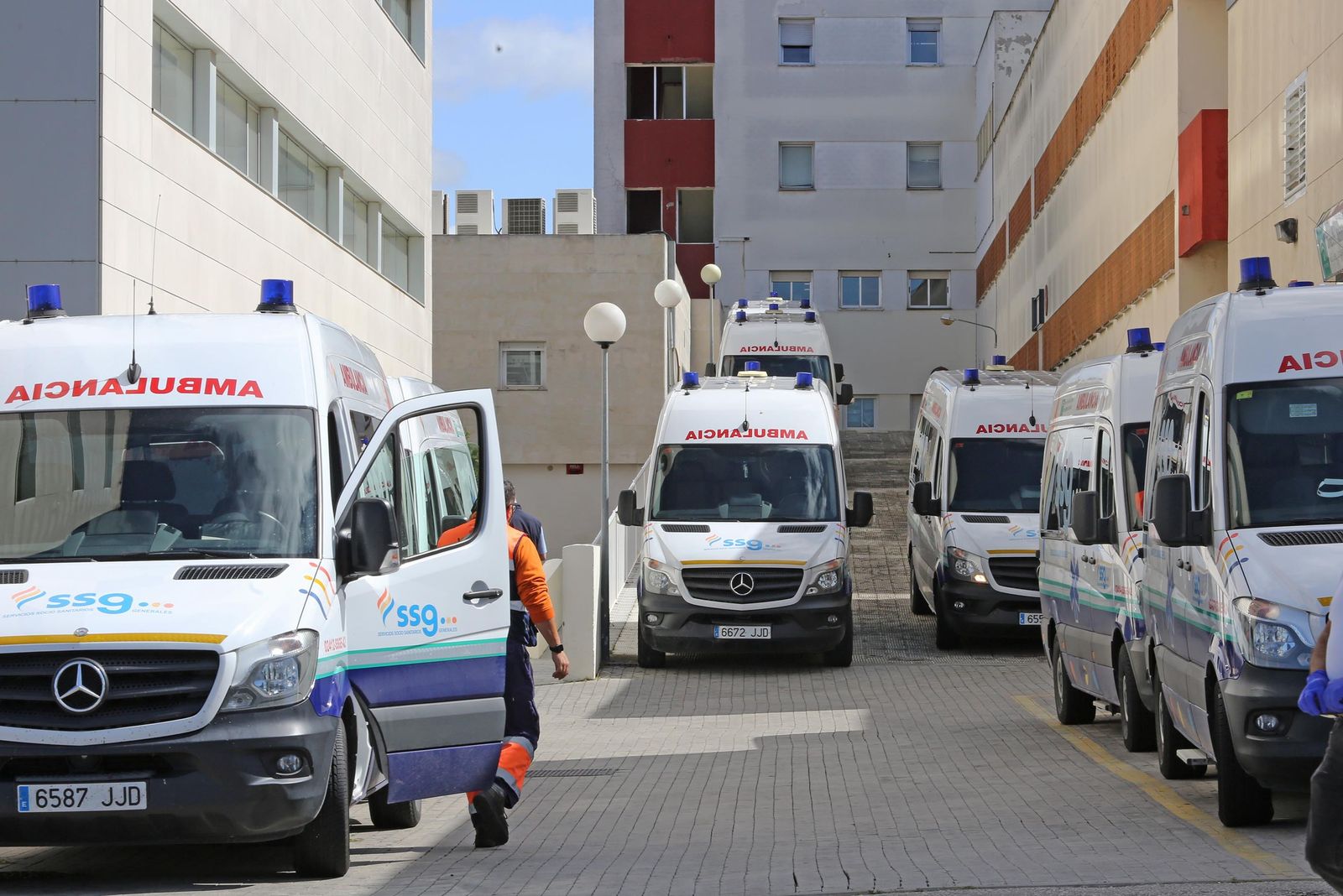 Ambulancias en las instalaciones del hospital.