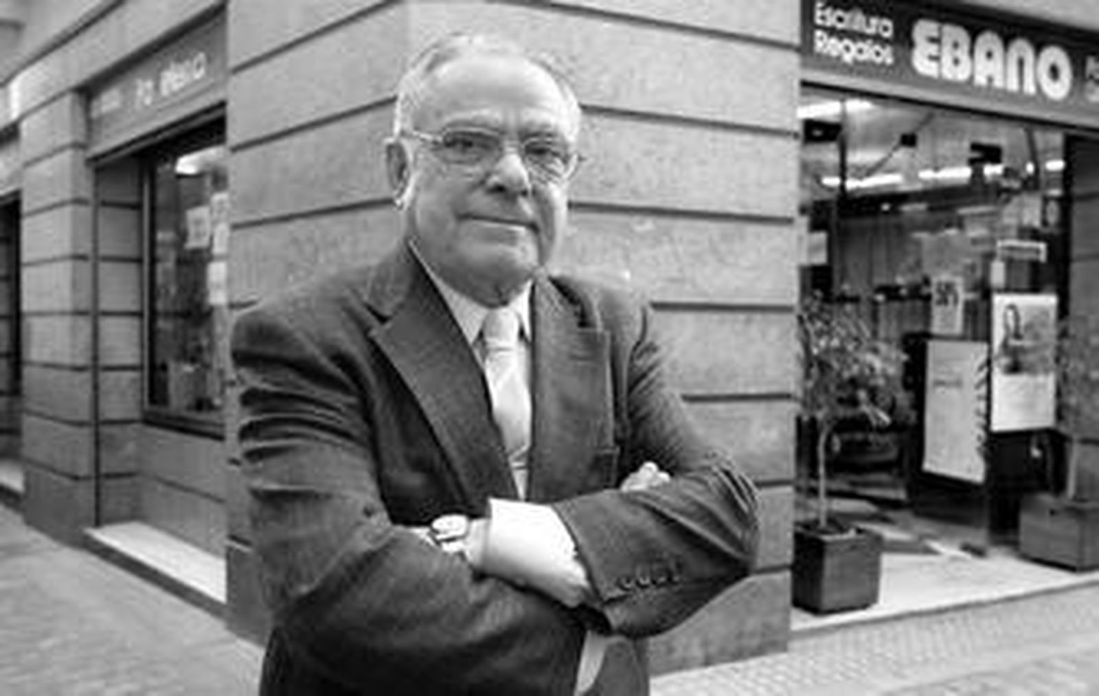 José María Pérez Moreno posa ante la papelería Ébano, donde ha pasado sus últimos 15 años.