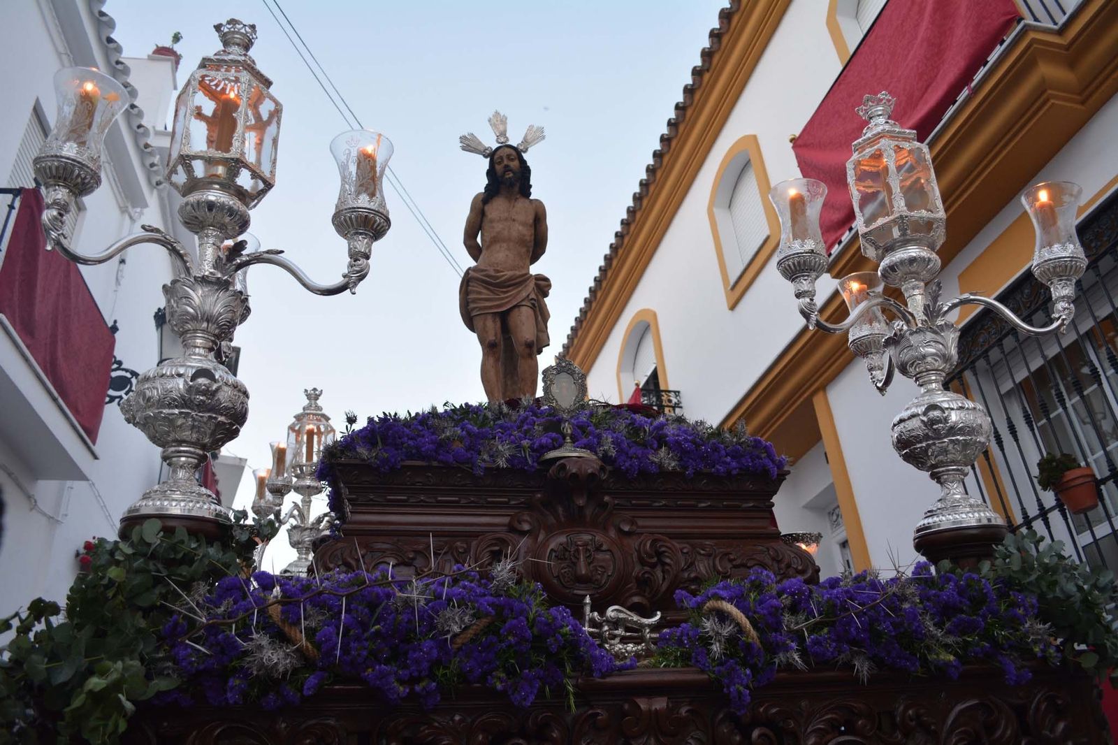 El paso del Cristo Atado a la Columna saliendo a las calles, en una edición pasada.