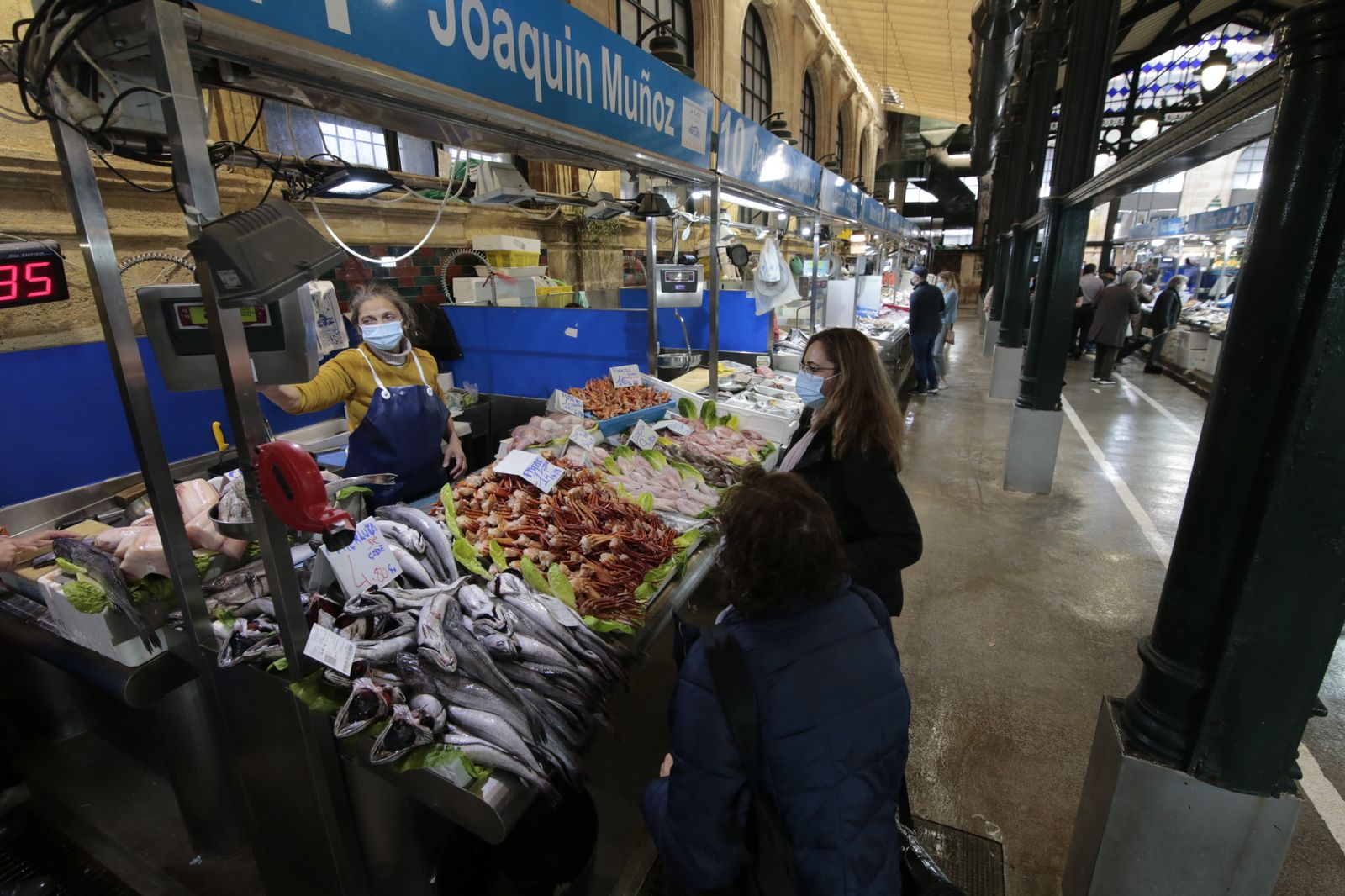 Relativa normalidad en las compras de pescado y frutas