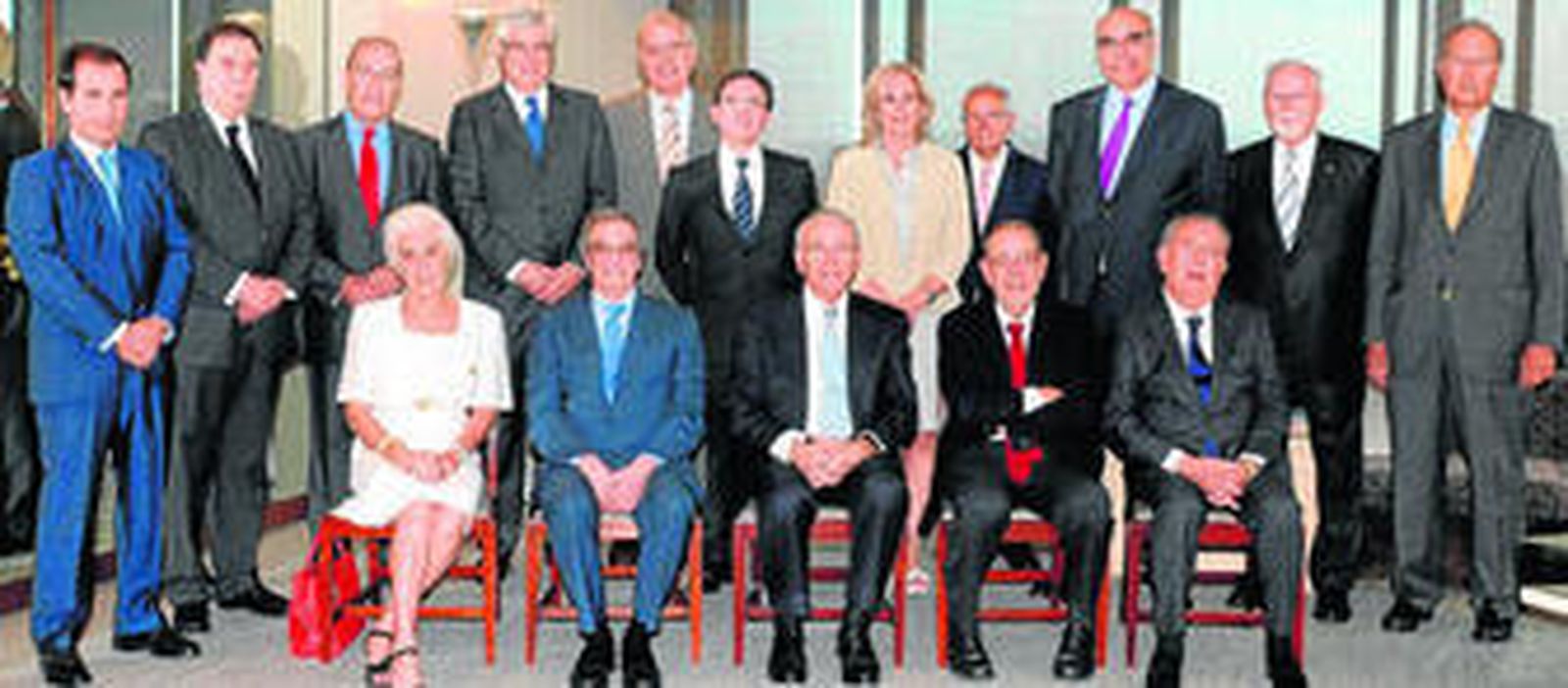 El Patronato de la Fundación La Caixa: de pie, Óscar Calderón, Eugeni Gay, Jaime Lanaspa, Juan José López Burniol, Francesc Homs, Jaume Giró, María Teresa Bassons, Javier Ventura, Salvador Alemany, Antoni Aguilera y Alejandro García-Bragado. Sentados: Josefina Castellví, César Alierta, Isidro Fainé, Javier Solana y Javier Godó.