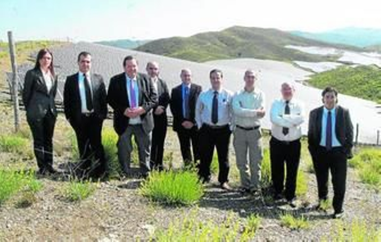 Promotores de la planta solar, fabricantes de las placas y de la empresa constructora en las instalaciones de Lucainena de las Torres.