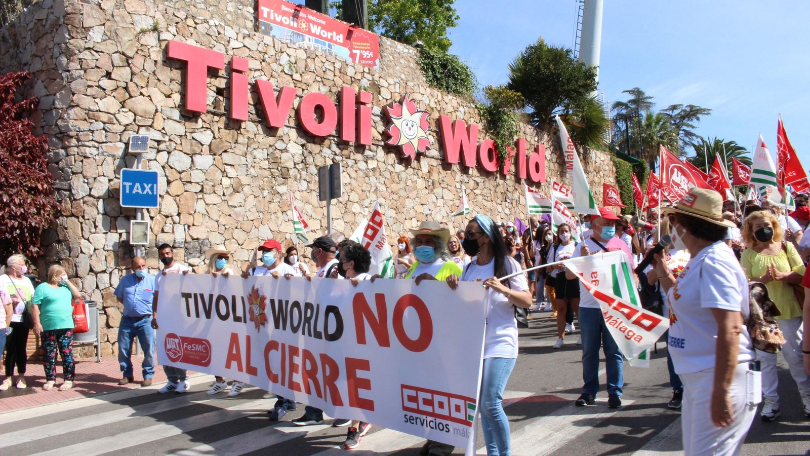 Vista de la marcha para pedir la apertura del parque de atracciones.