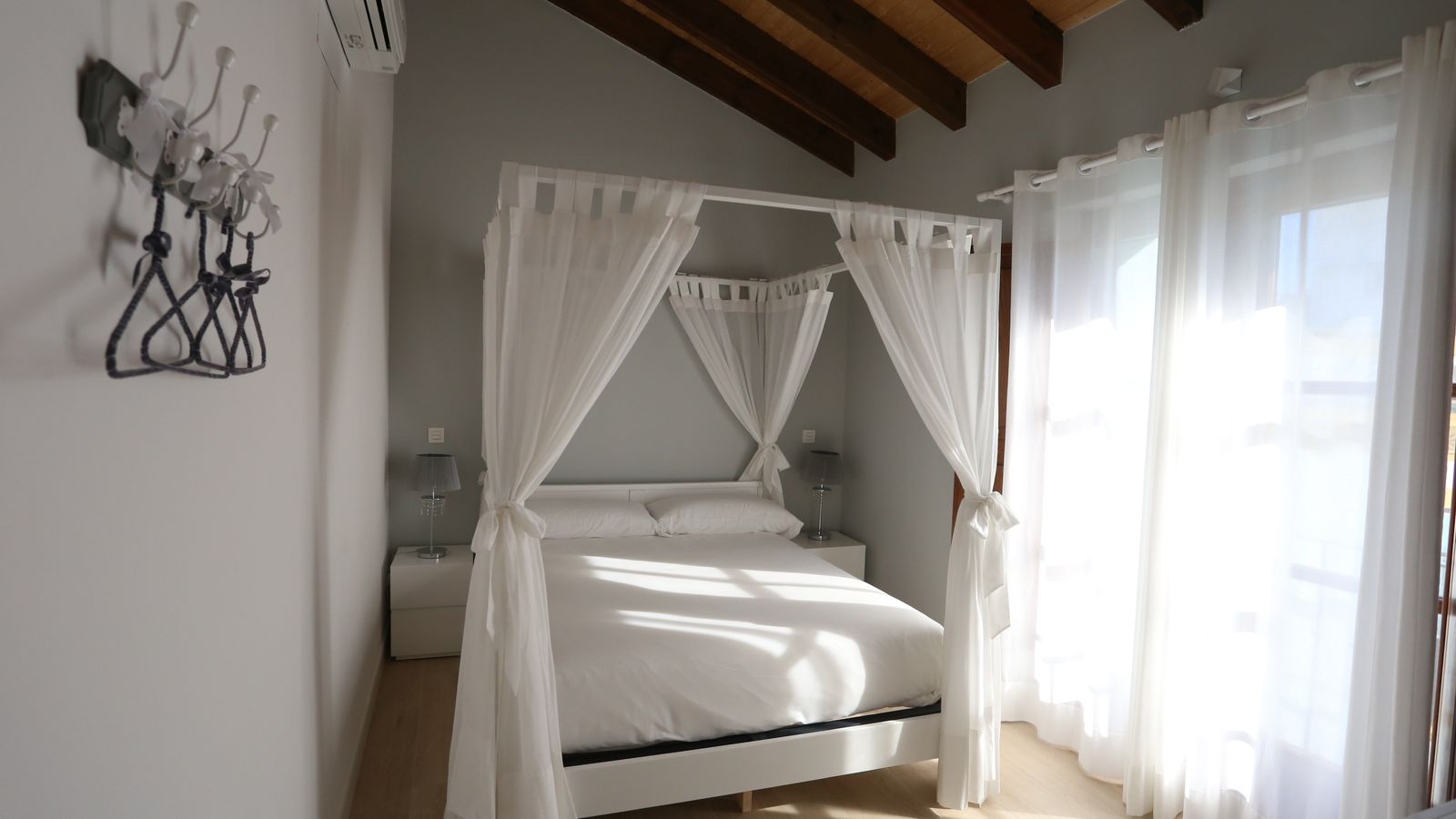 Dormitorio de uno de los apartamentos de una sola habitación