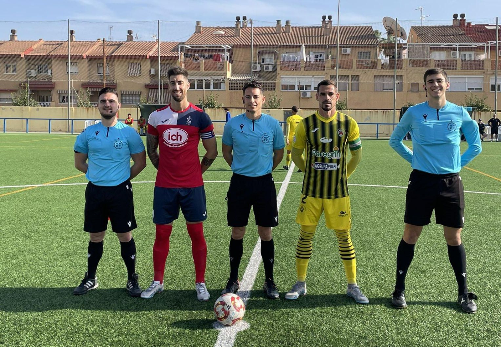 Los capitanes de El Palmar y Atlético Pulpileño posan junto al trío arbitral antes del comienzo del encuentro.