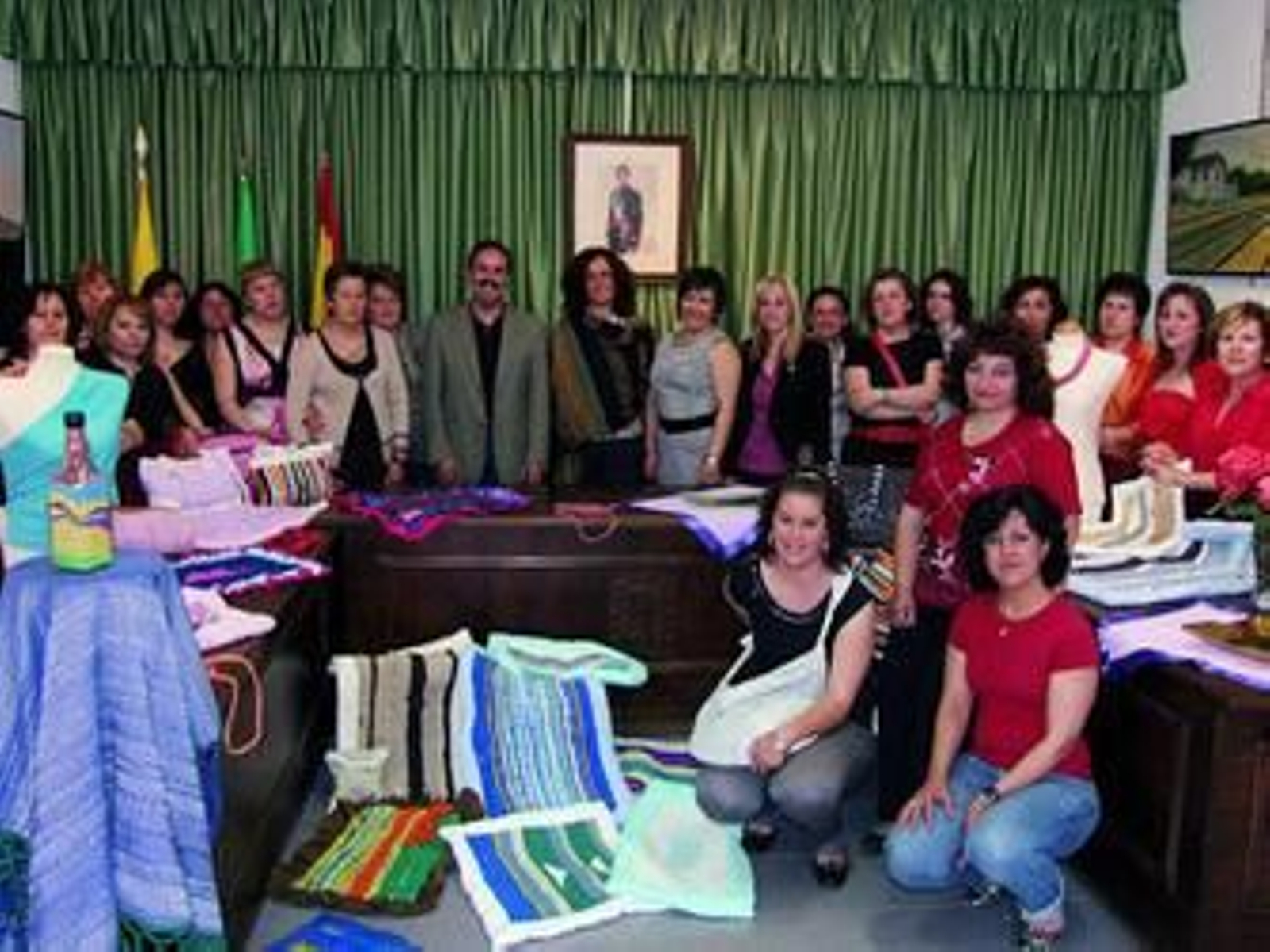 La delegada de Innovación y el alcalde de Fiñana con las emprendedoras.