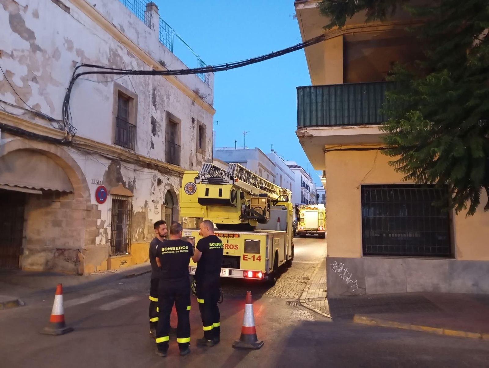 Imagen del momento de actuación de los bomberos de El Puerto justo en la esquina de calle Luja con Ribera del Río.