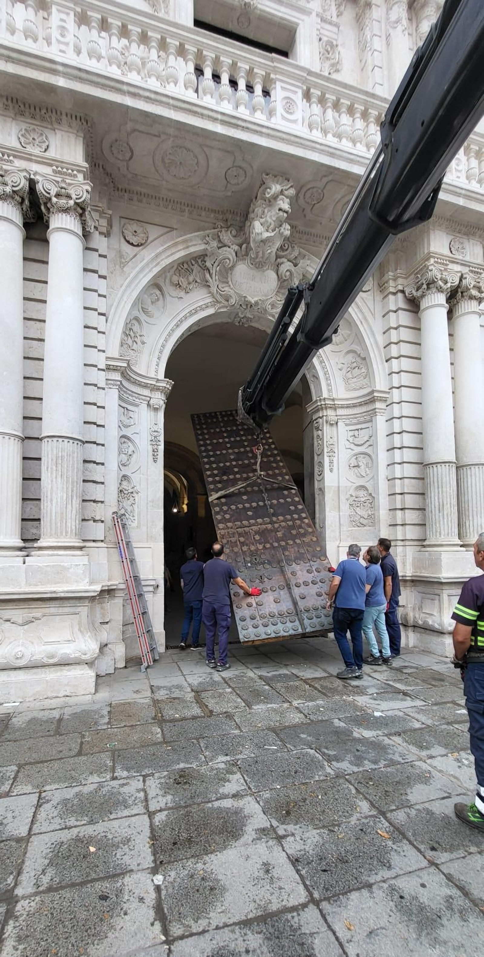 Colocación de la puerta en la entrada principal del Rectorado de la US.