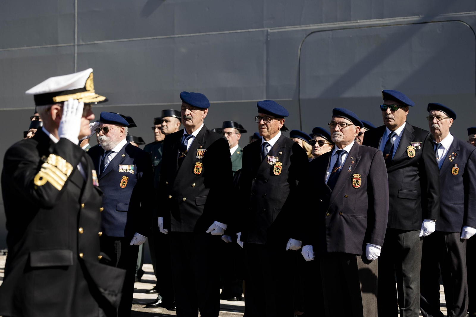 Las imágenes del día del veterano de las Fuerzas Armadas y Guardia Civil en Cádiz.