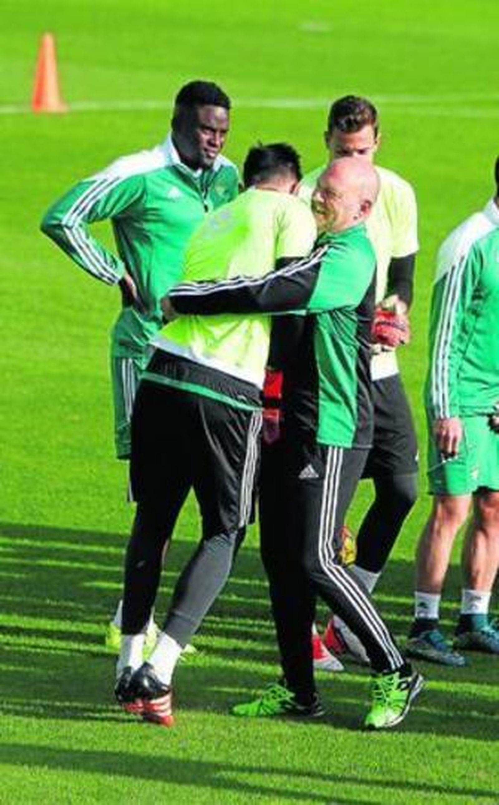 Mel intenta levantar a Adán ante la mirada de N'Diaye.