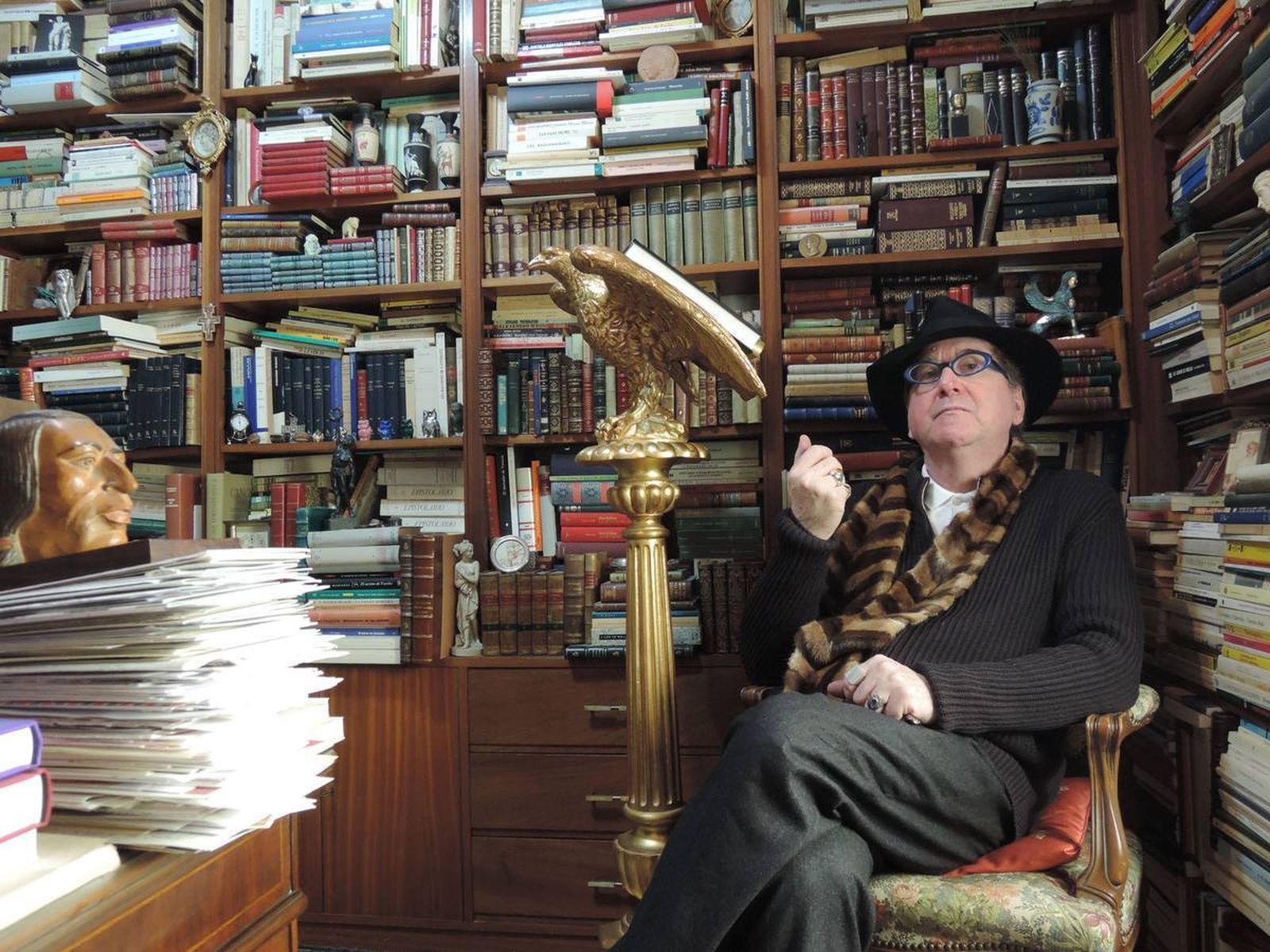 Luis Antonio de Villena es una de las firmas de la antología solidaria.