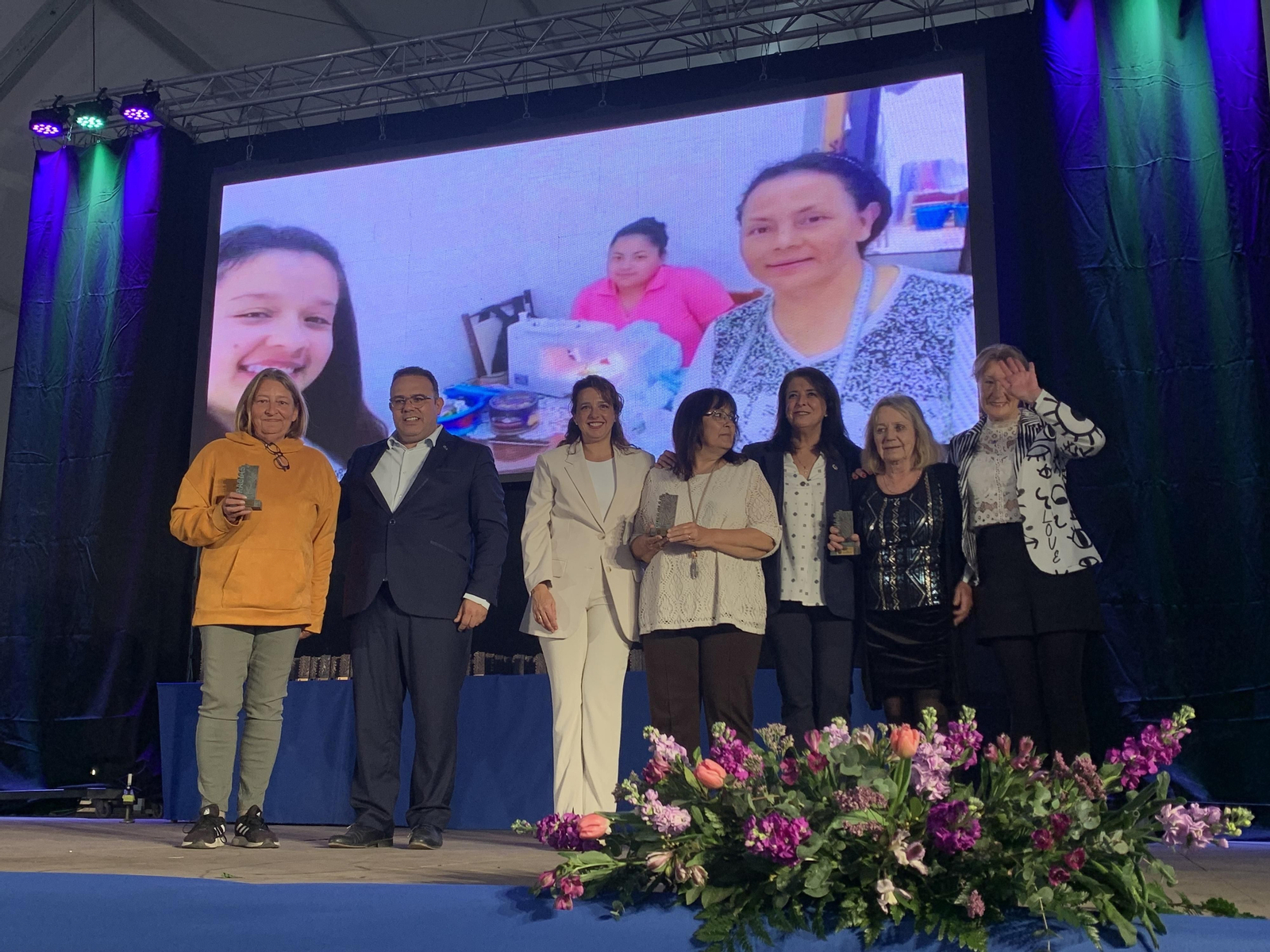 Así ha sido el homenaje de Almuñécar a los colectivos, profesionales y voluntarios en primera línea de la pandemia