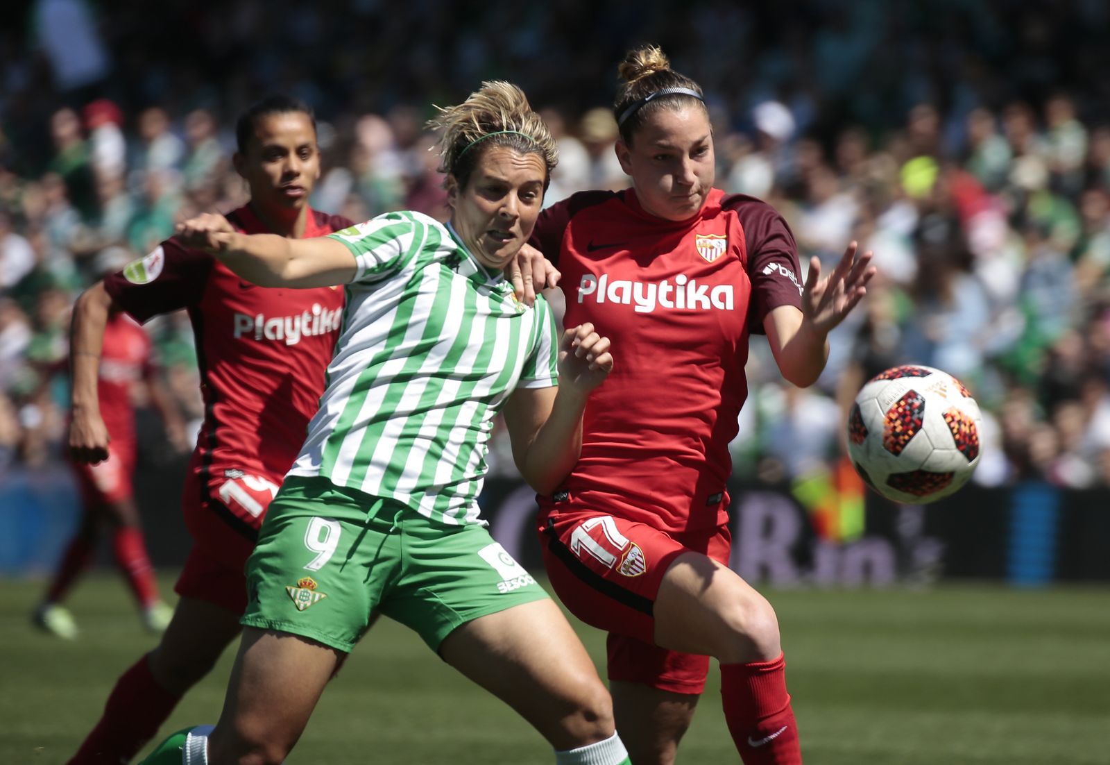 Priscila y Cometti pugnan por un balón en el derbi disputado en el Villamarín en el 2019.
