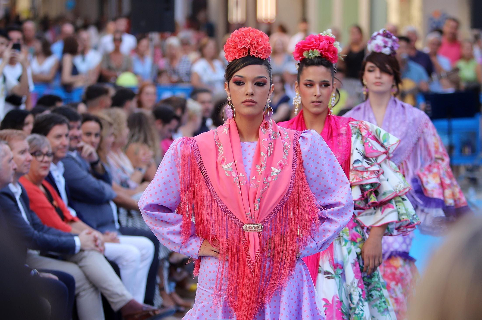 Imágenes de Huelva en blanco y azul, la noche del comercio