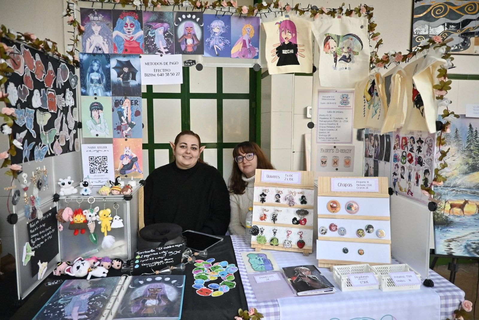 Imágenes del tradicional mercadillo de navidad de la escuela de arte León Ortega