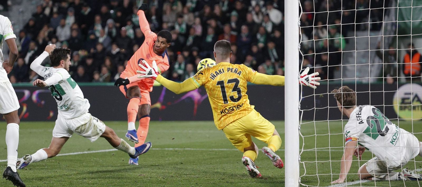 Marcus Rashford marca el tercer gol del Barcelona contra el Elche.