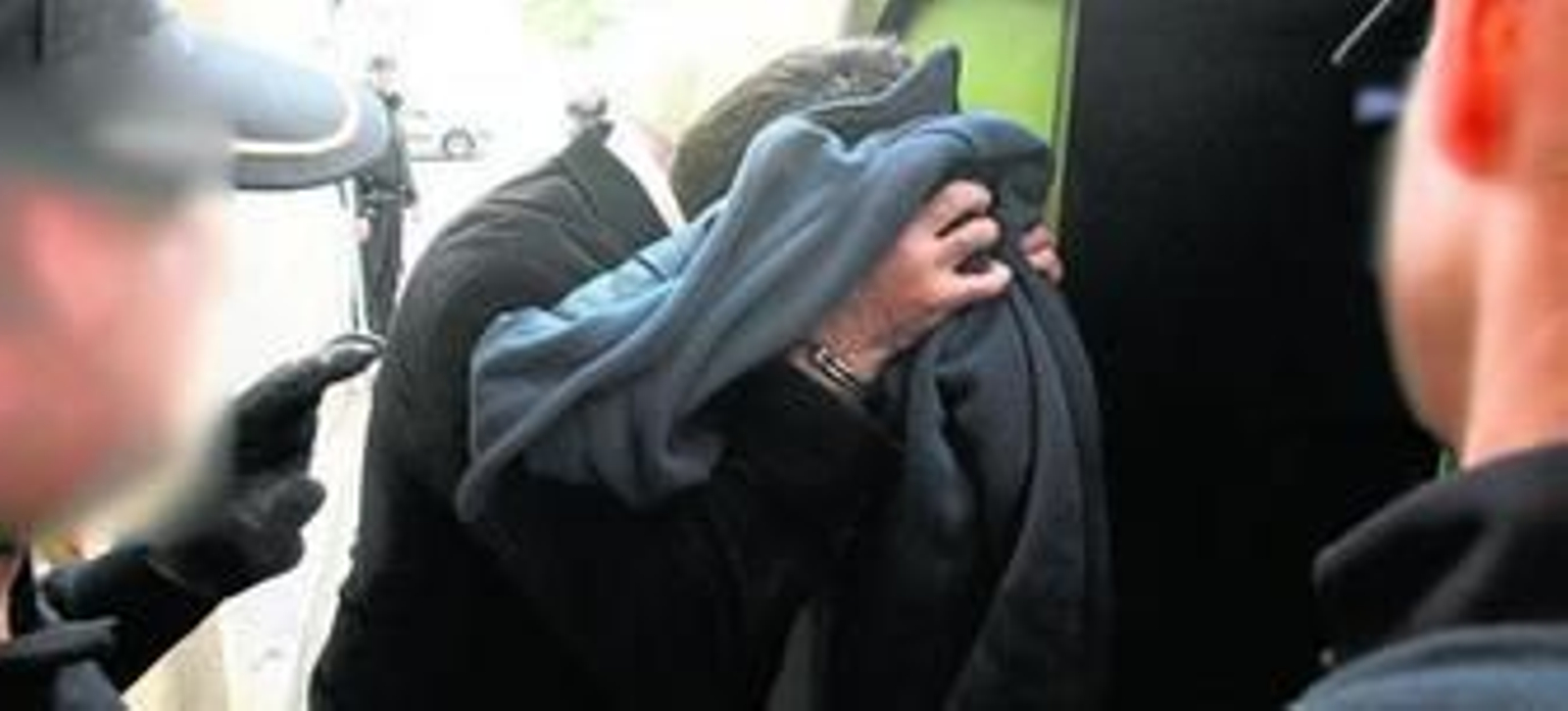 El octavo arrestado por el asalto a la Aduana onubense ocultó su rostro al salir ayer del Palacio de Justicia de Huelva (a las 15:20), justo antes de subir al furgón que lo trasladó a la prisión.