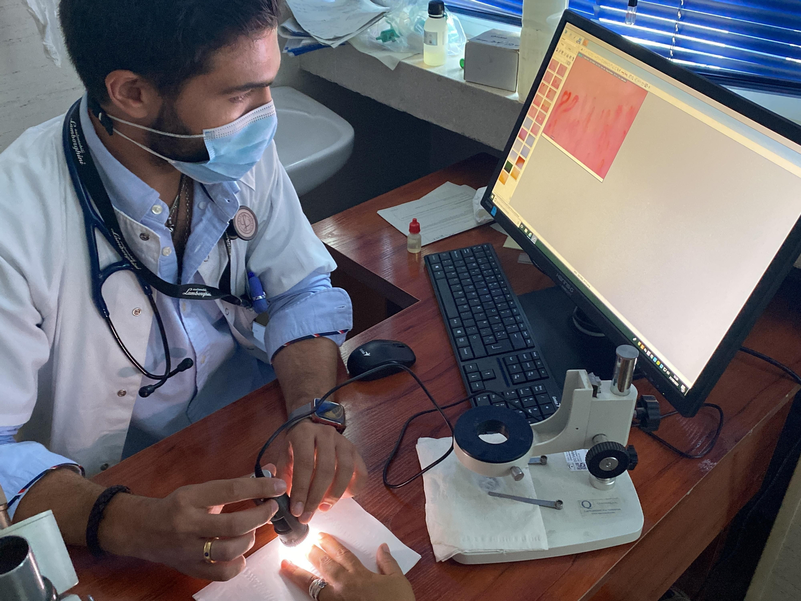 Un residente de Reumatología atiende a una paciente.