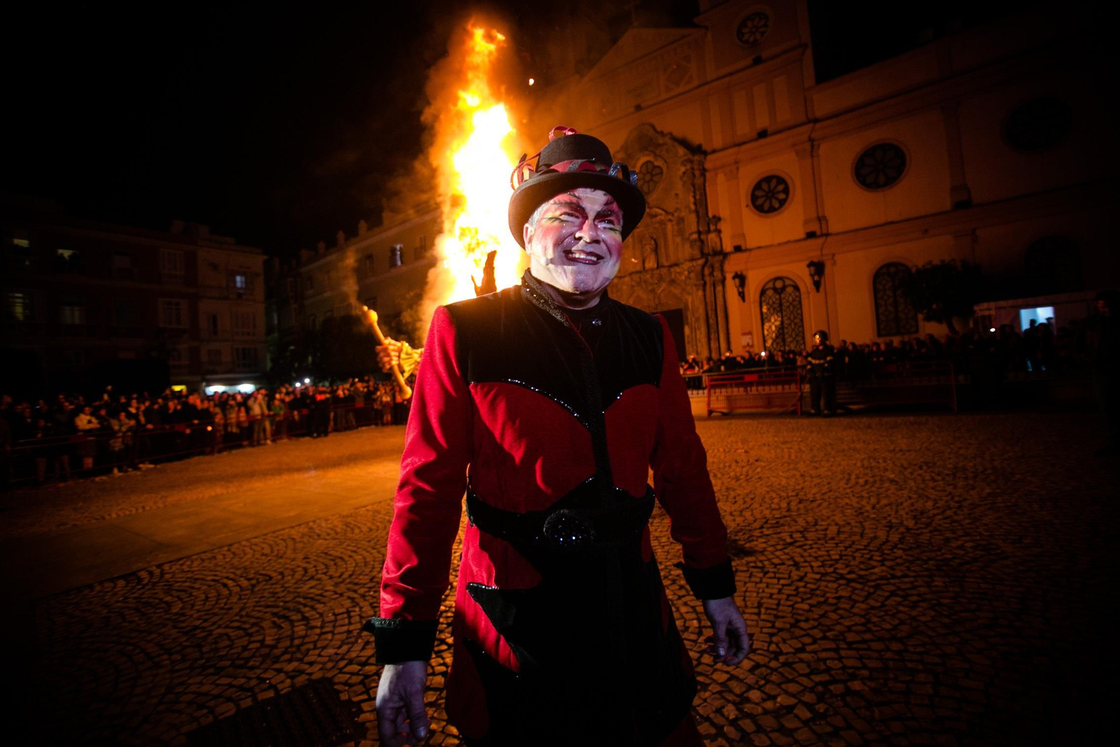 El pregón  y la quema del dios Momo en imágenes