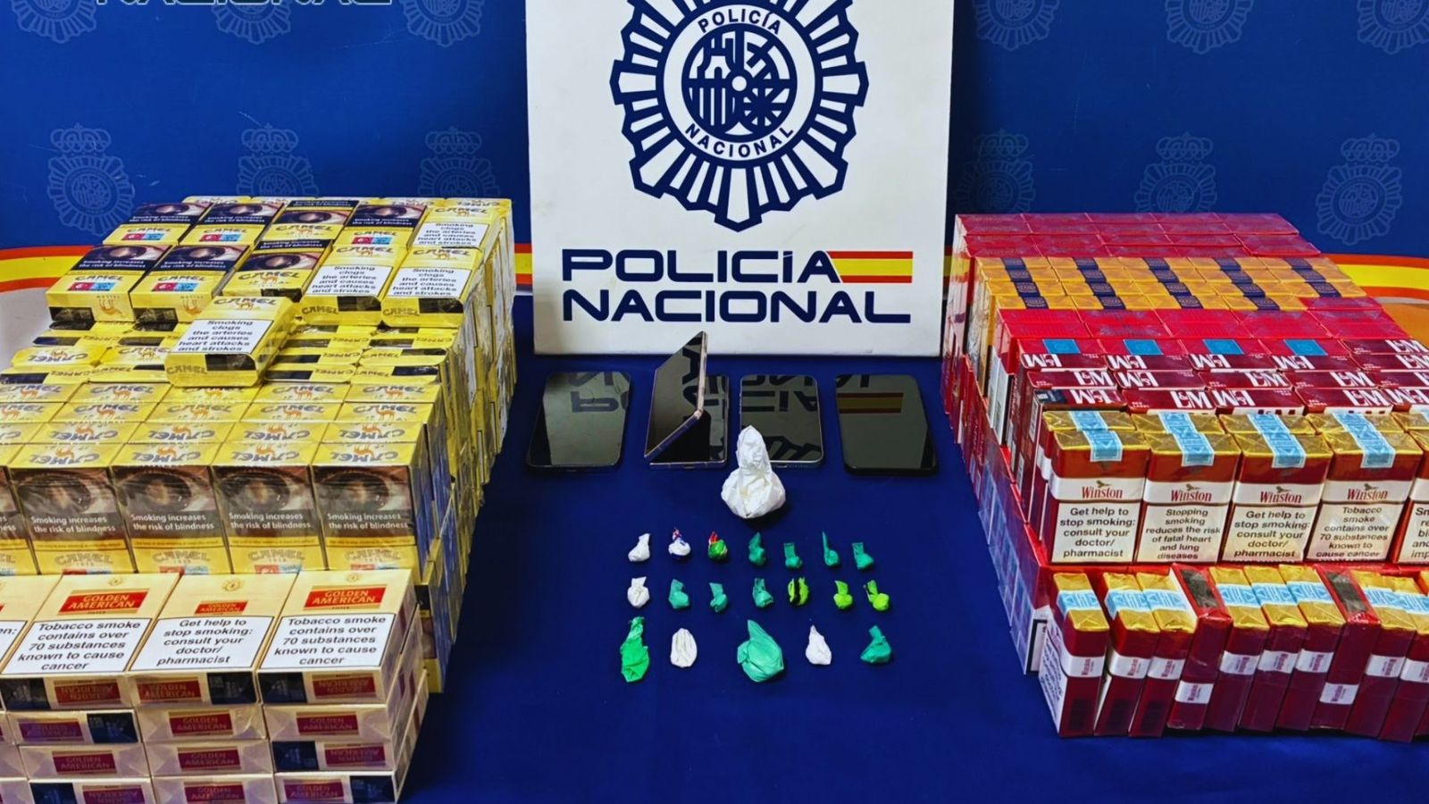 La Policía Nacional se incautó en Algeciras de 33 gramos de cocaína, 319 cajetillas de tabaco de contrabando y dinero.