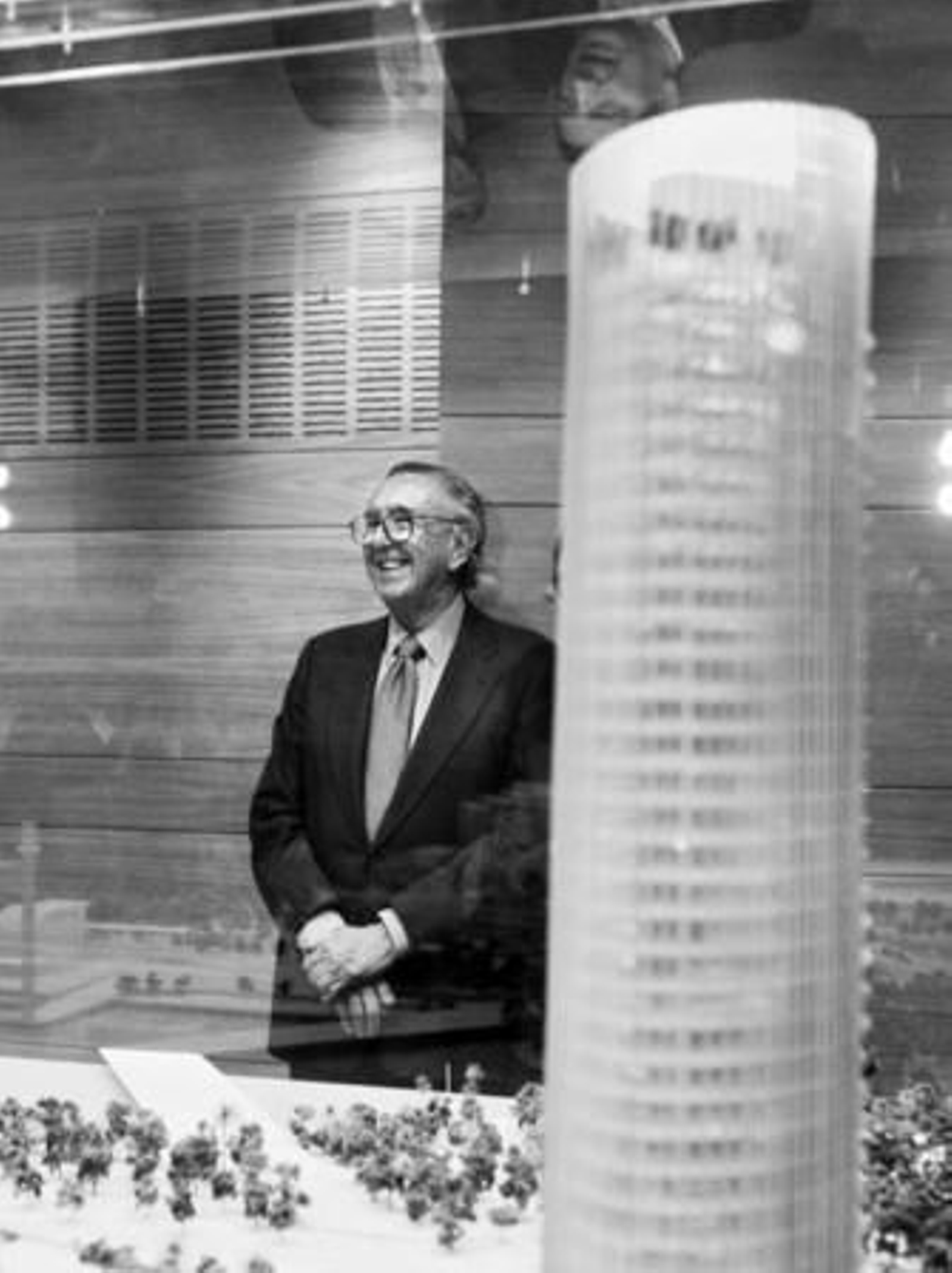 El arquitecto argentino César Pelli junto a la maqueta de la Torre Cajasol.