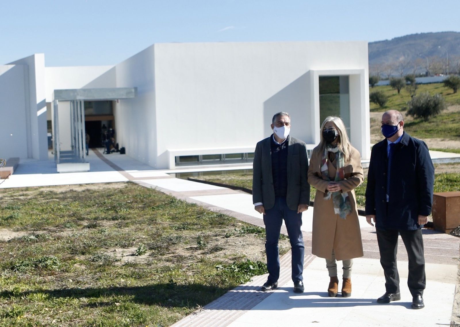 Elías Bendodo, Patricia del Pozo y el alcalde de Antequera, Manuel Barón, este lunes, frente al museo.