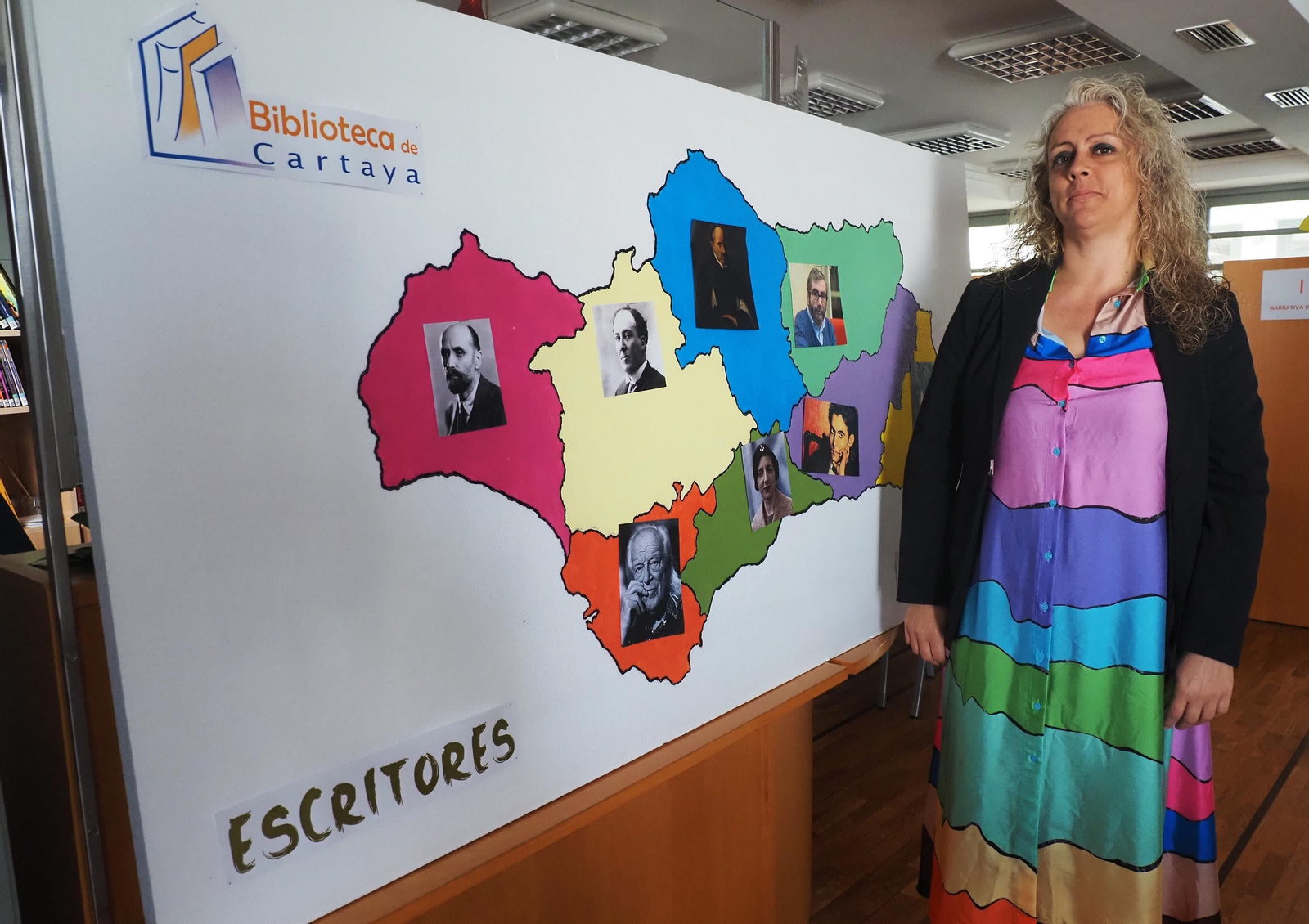 La filóloga Nuria Bayo junto a un mapa con autores andaluces en la biblioteca de Cartaya La filóloga Nuria Bayo junto a un mapa con autores andaluces en la biblioteca de Cartaya
