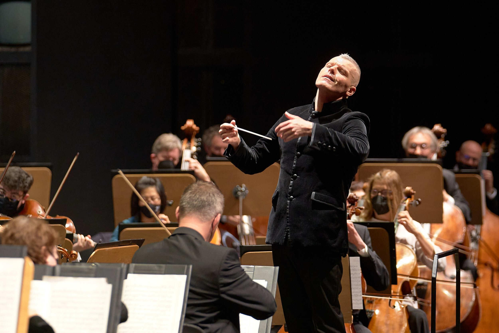 Sebastian Perlowski dirigiendo a la ROSS en el Concierto de Año Nuevo