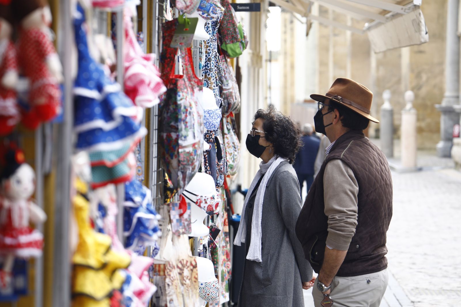 El buen tiempo llena las calles y terrazas en el primer día del Puente de Andalucía en Córdoba