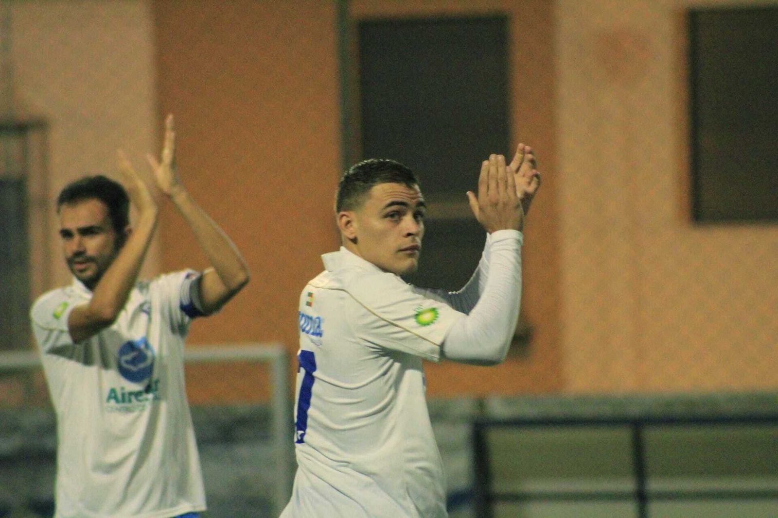 Dos jugadores del Castilleja aplauden al inicio de un amistoso este verano.