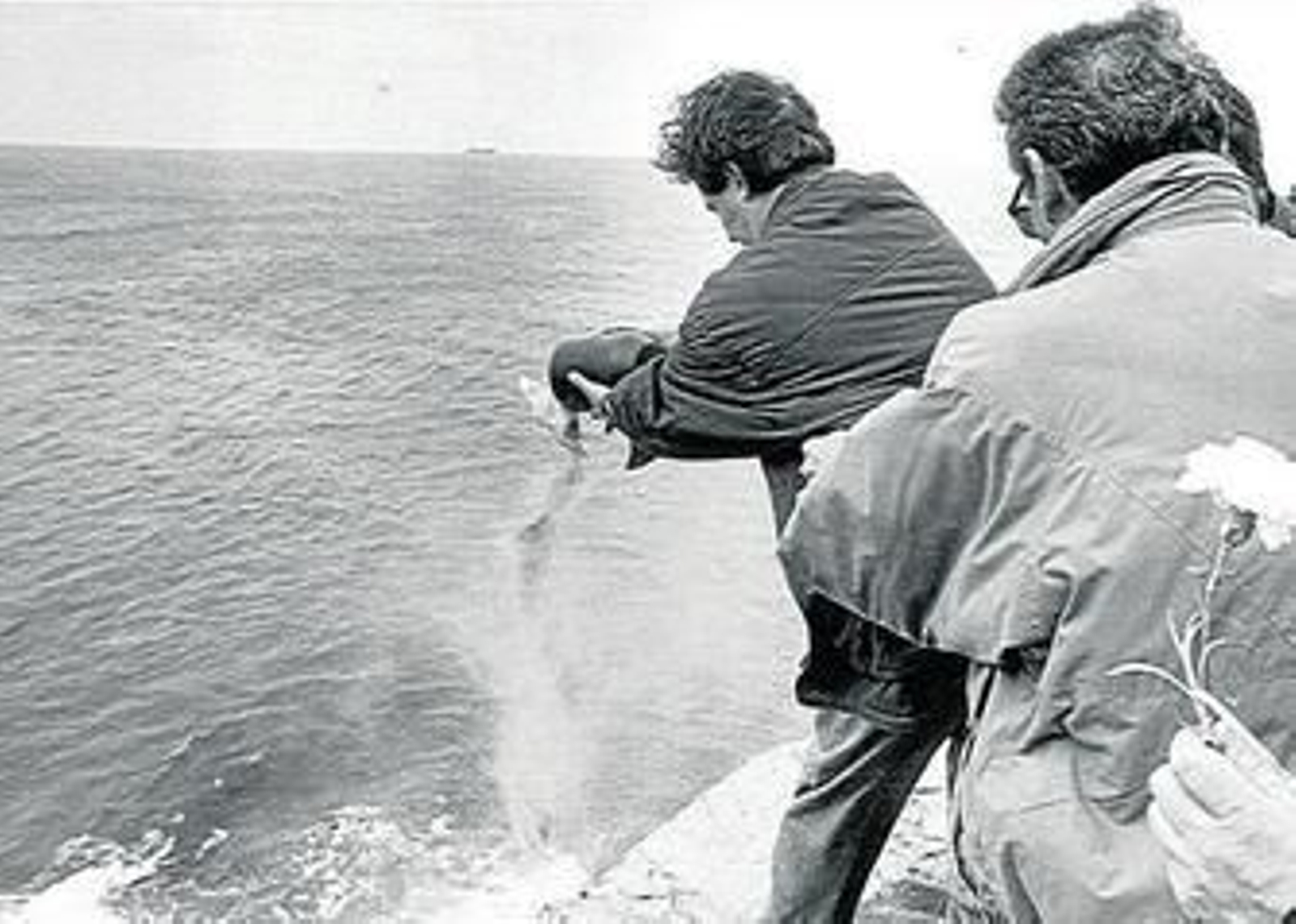 Familiares de Amós Rodríguez, hermano de Beni de Cádiz, esparcen sus cenizas en el mar en marzo de 1996.