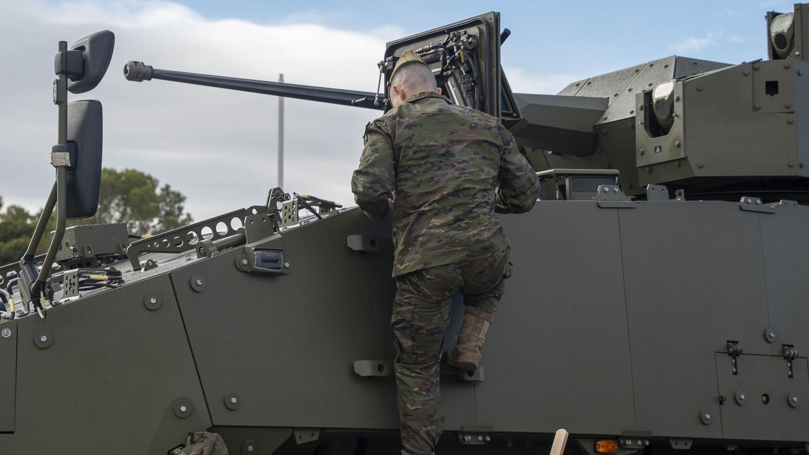 Soldado en uno de los nuevos carros de combate.