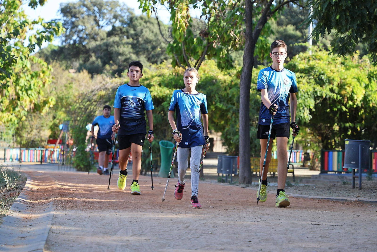 Imágenes de un entrenamiento de marcha nórdica del CD Multideportes