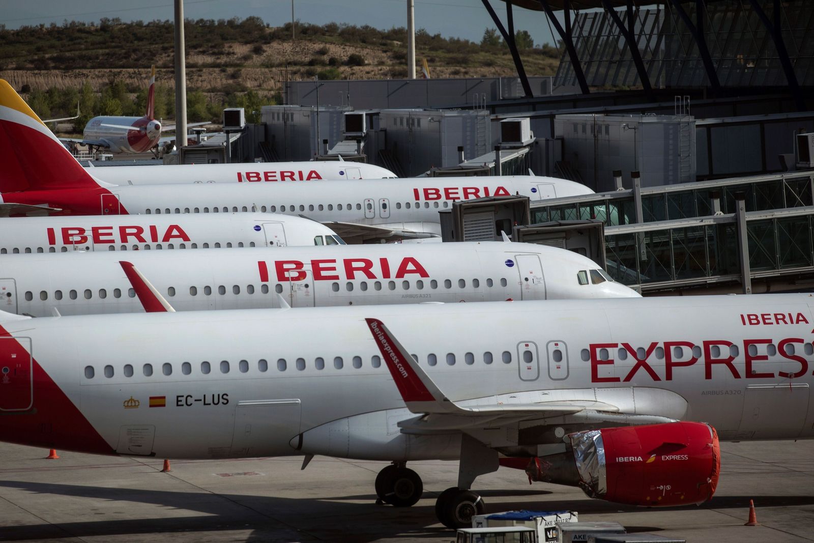 Aviones de Iberia en la pista de la terminal T4 del aeropuerto Adolfo Suárez de Madrid.