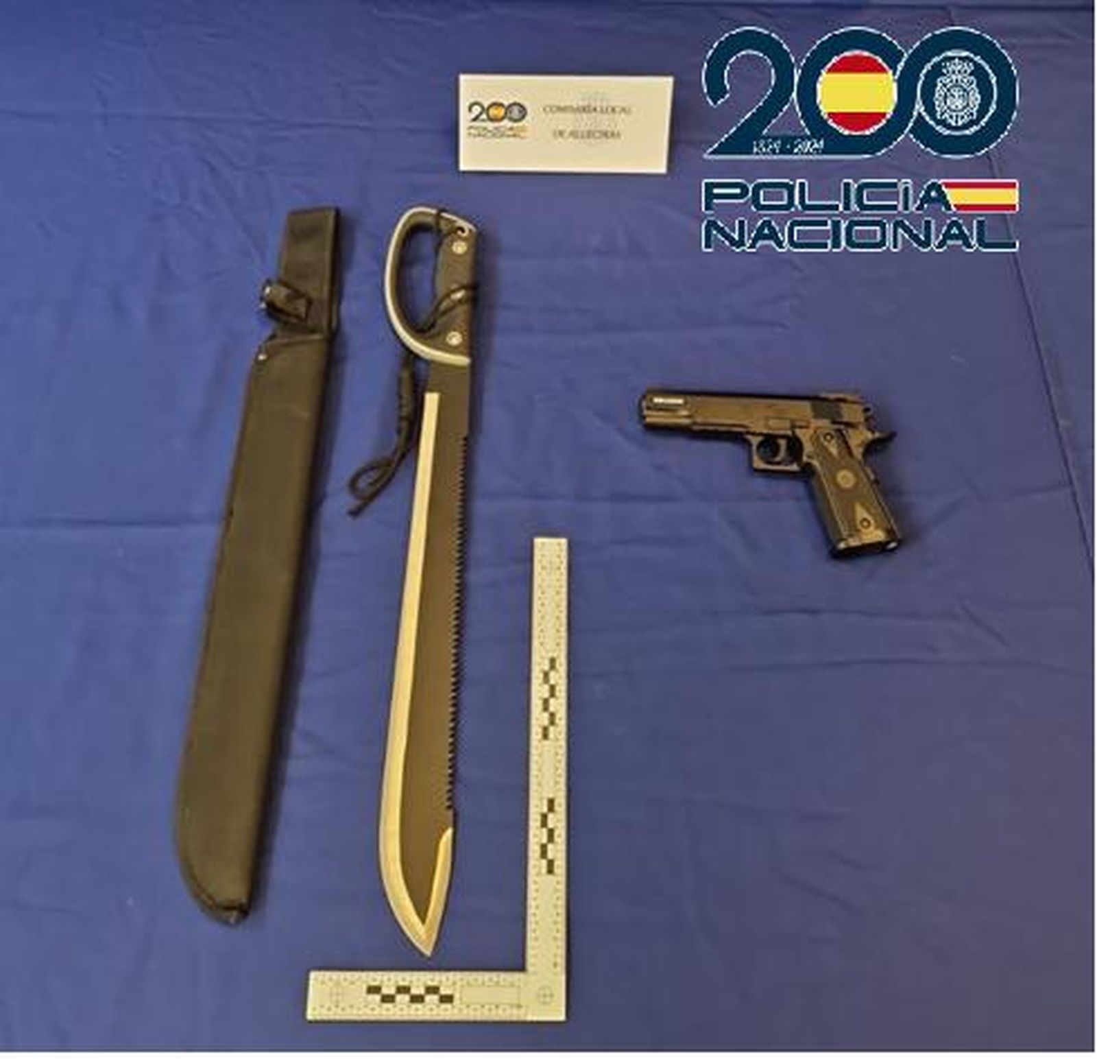 Armas requisadas a los ladrones.