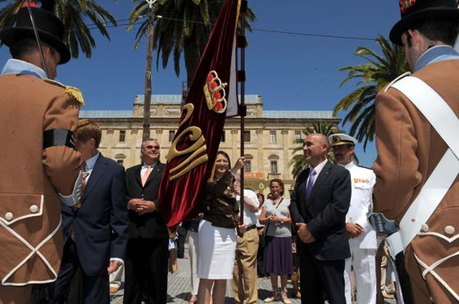 Unas 200 personas participan en el desfile de presentación del pendón de Fernando VII, recuperado para el Diez, ataviados con uniformes históricos.

Foto: Elias Pimentel