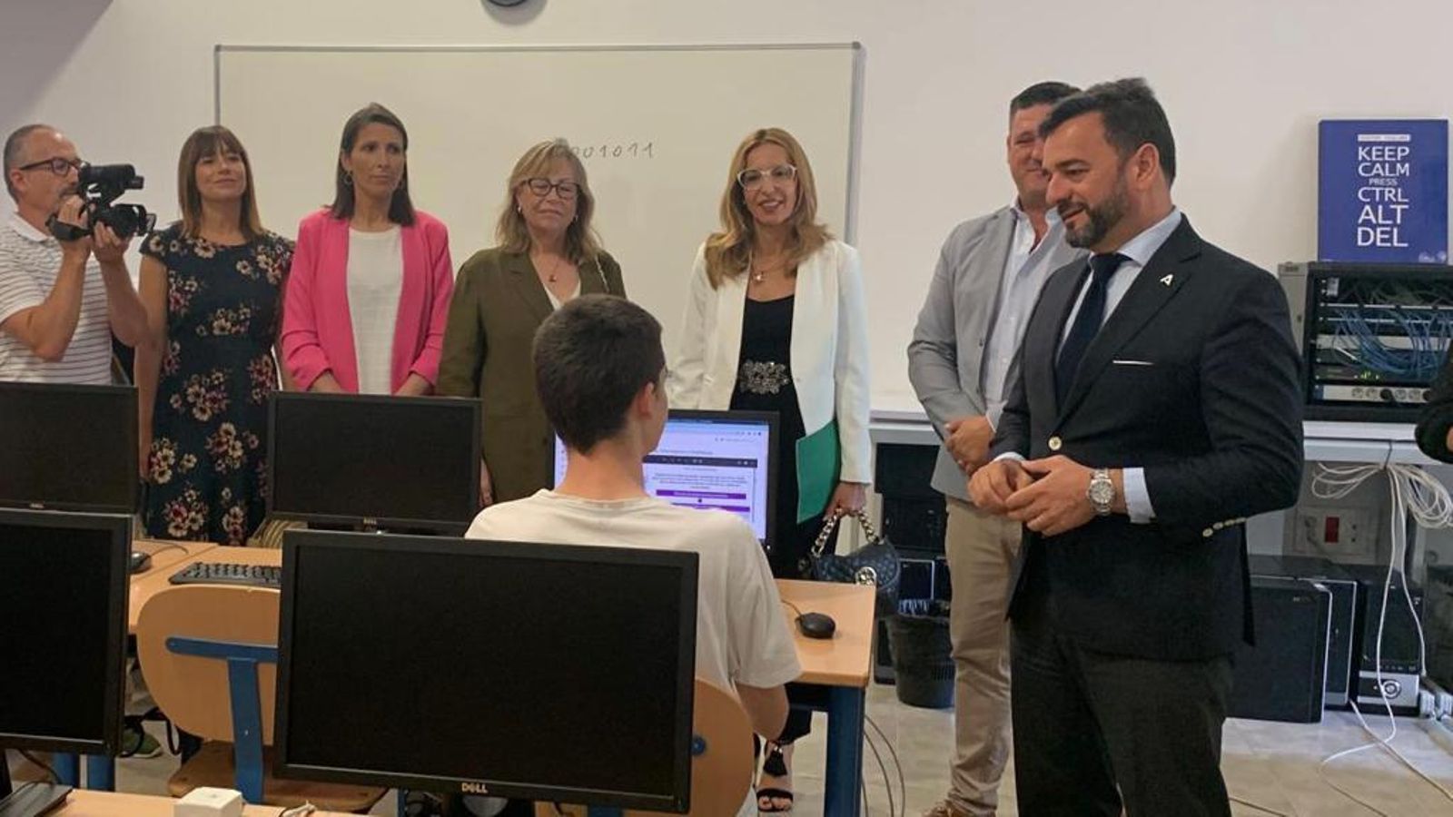 El consejero de Educación y Deporte durante su visita en el IES Campanillas.