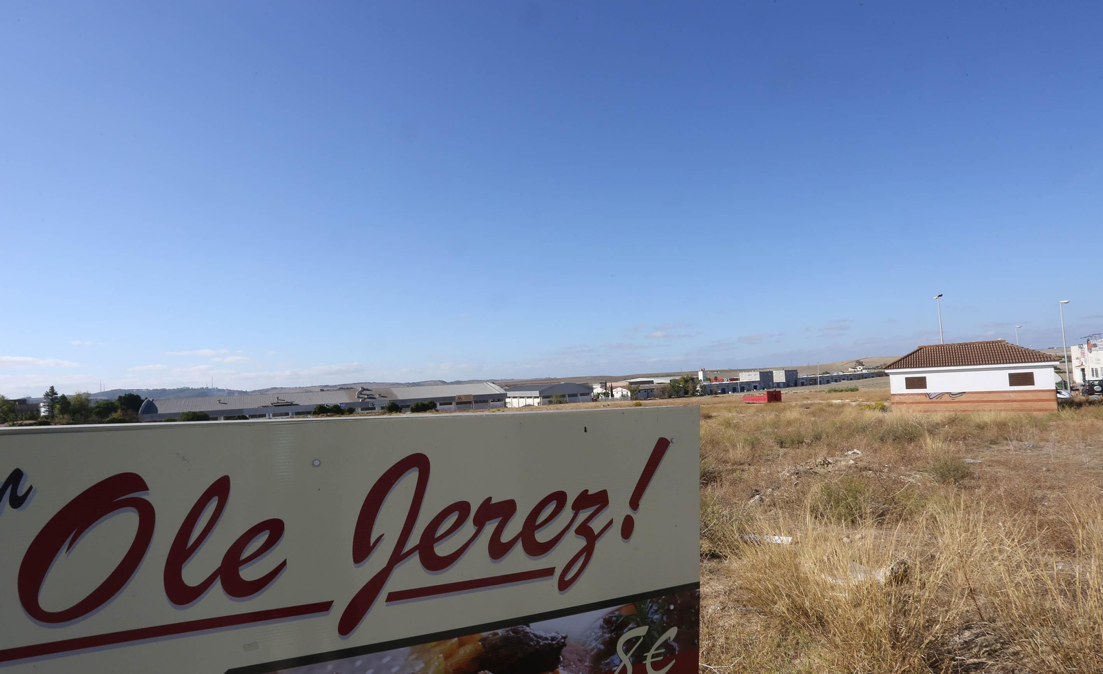 Terrenos donde prevé construirse un nuevo hipermercado en el polígono Guadalquivir.