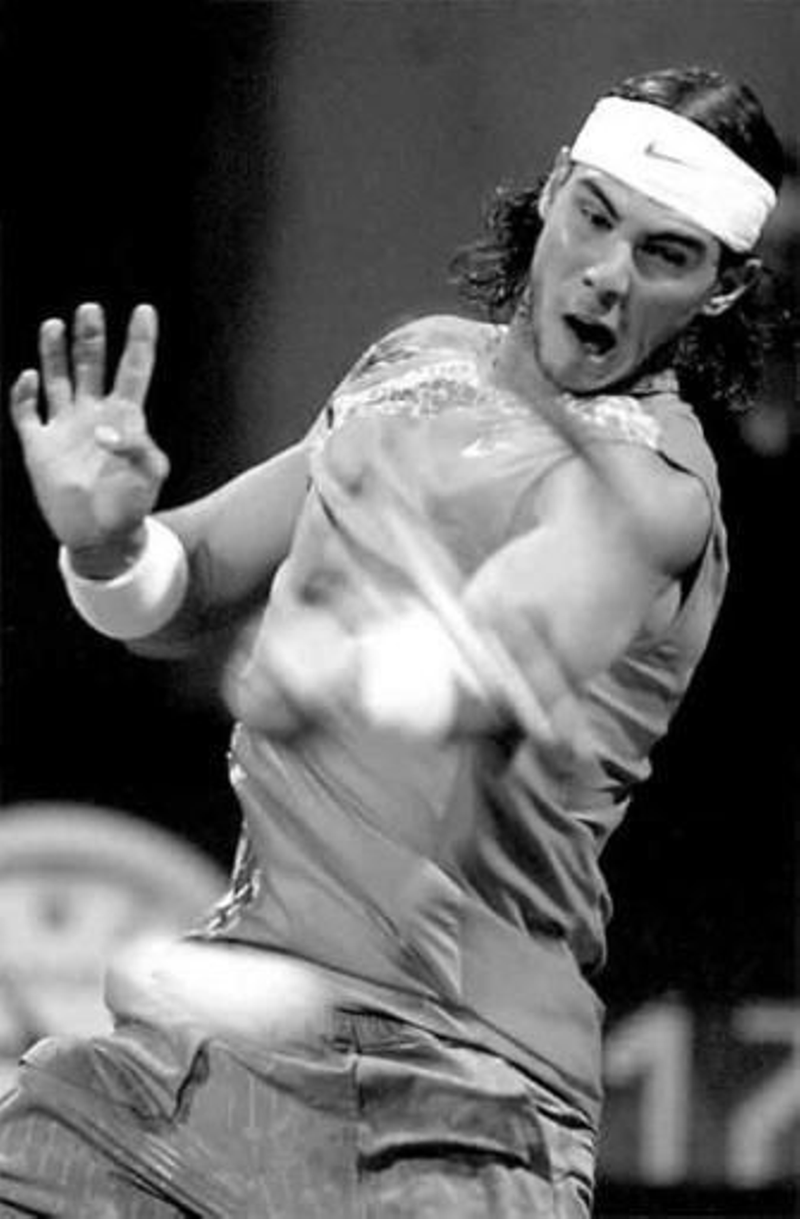 Nadal golpea la bola en su choque ante García López. Nadal golpea la bola en su choque ante García López.