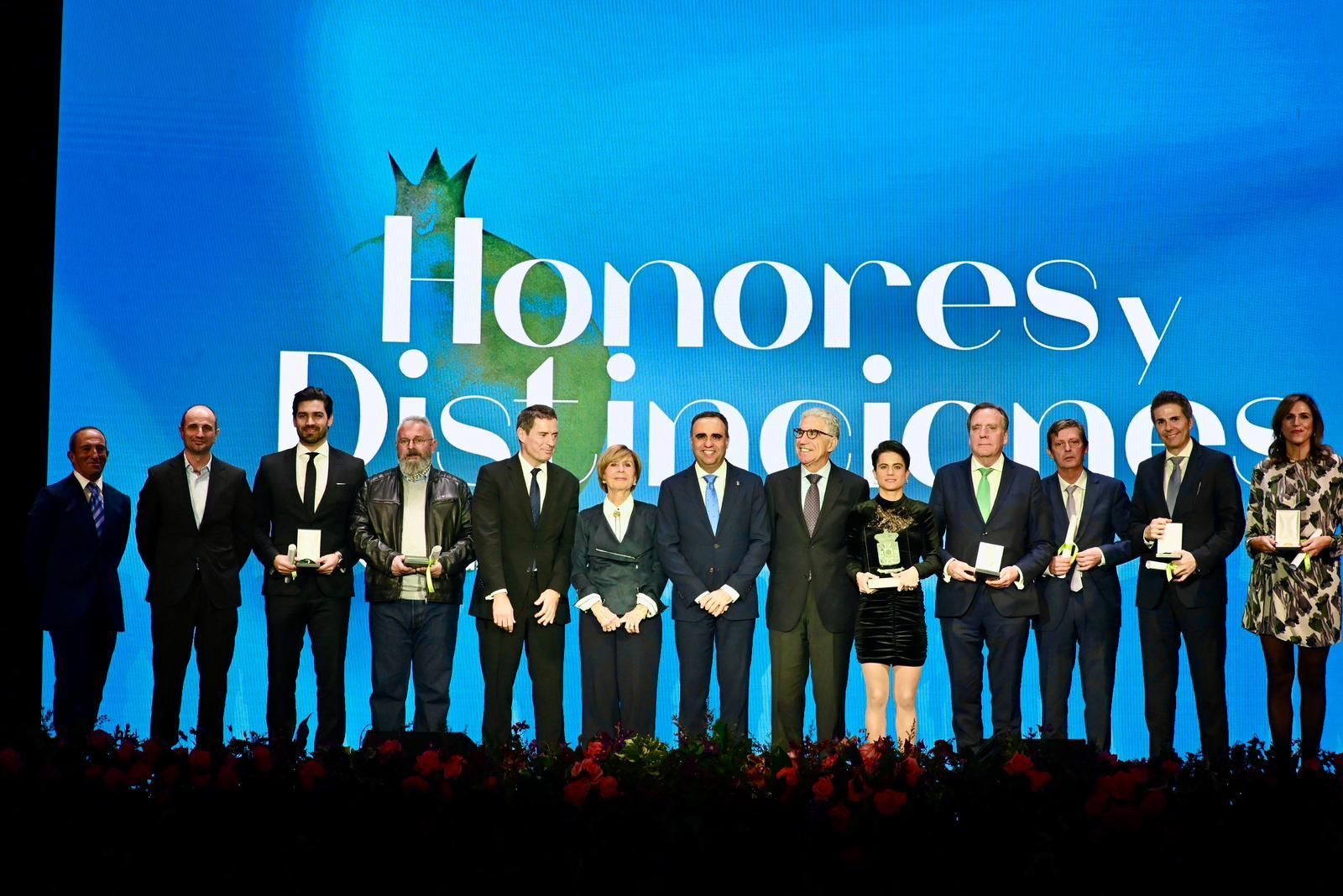Los distinguidos por la Diputación, al final de la ceremonia celebrada en Baza.