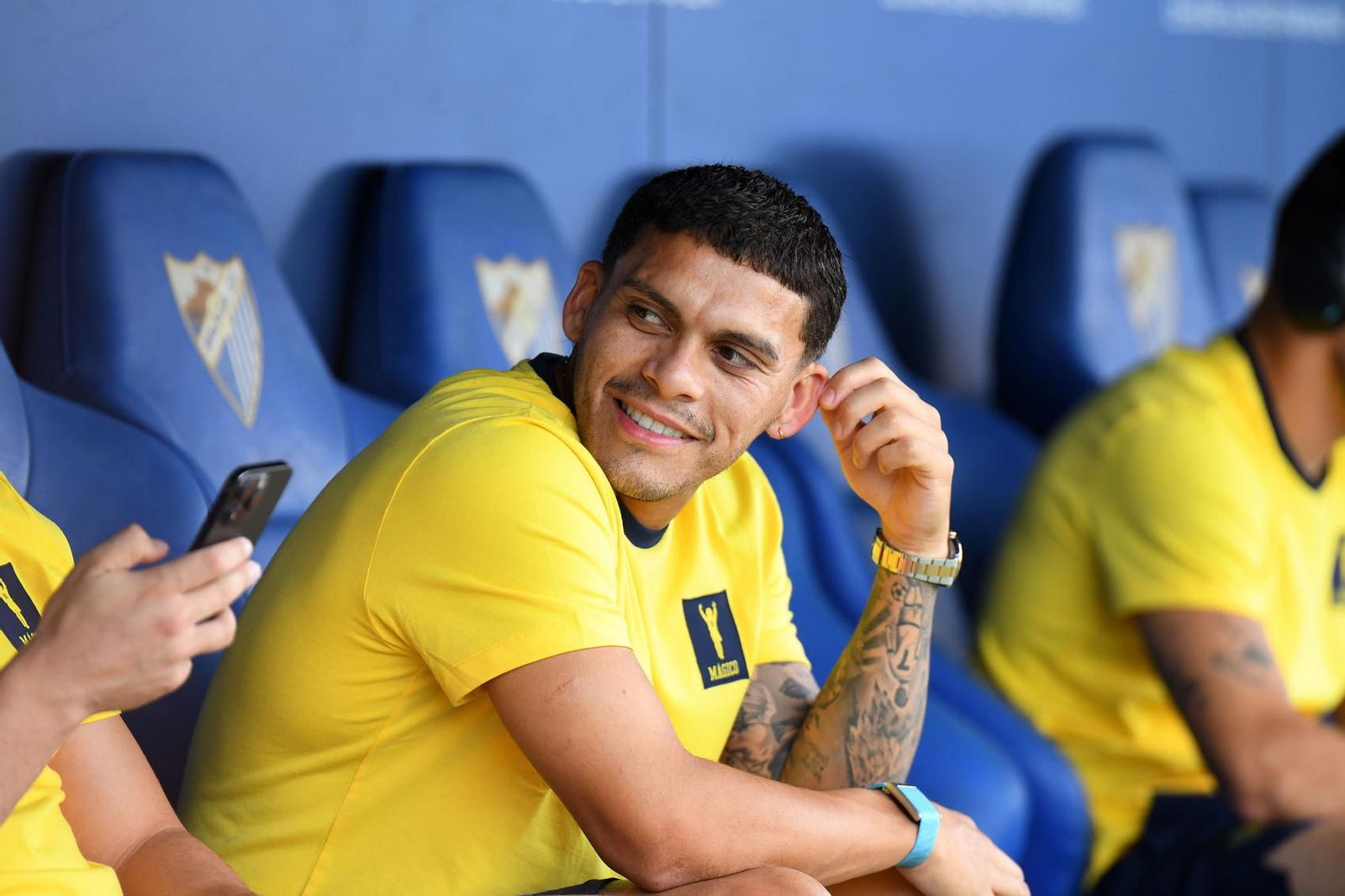 Brian Ocampo gira la cabeza en el banquillo a la llegada de la expedición cadista al estadio de La Rosaleda.