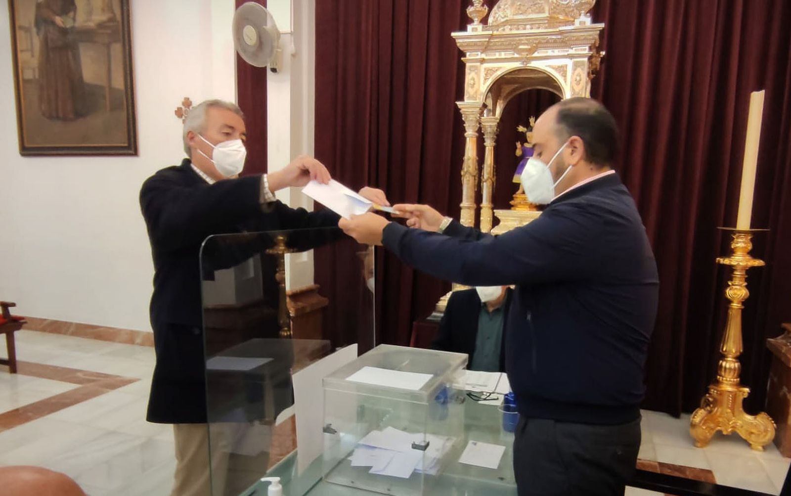 Manuel Mora ejerciendo su derecho al voto.